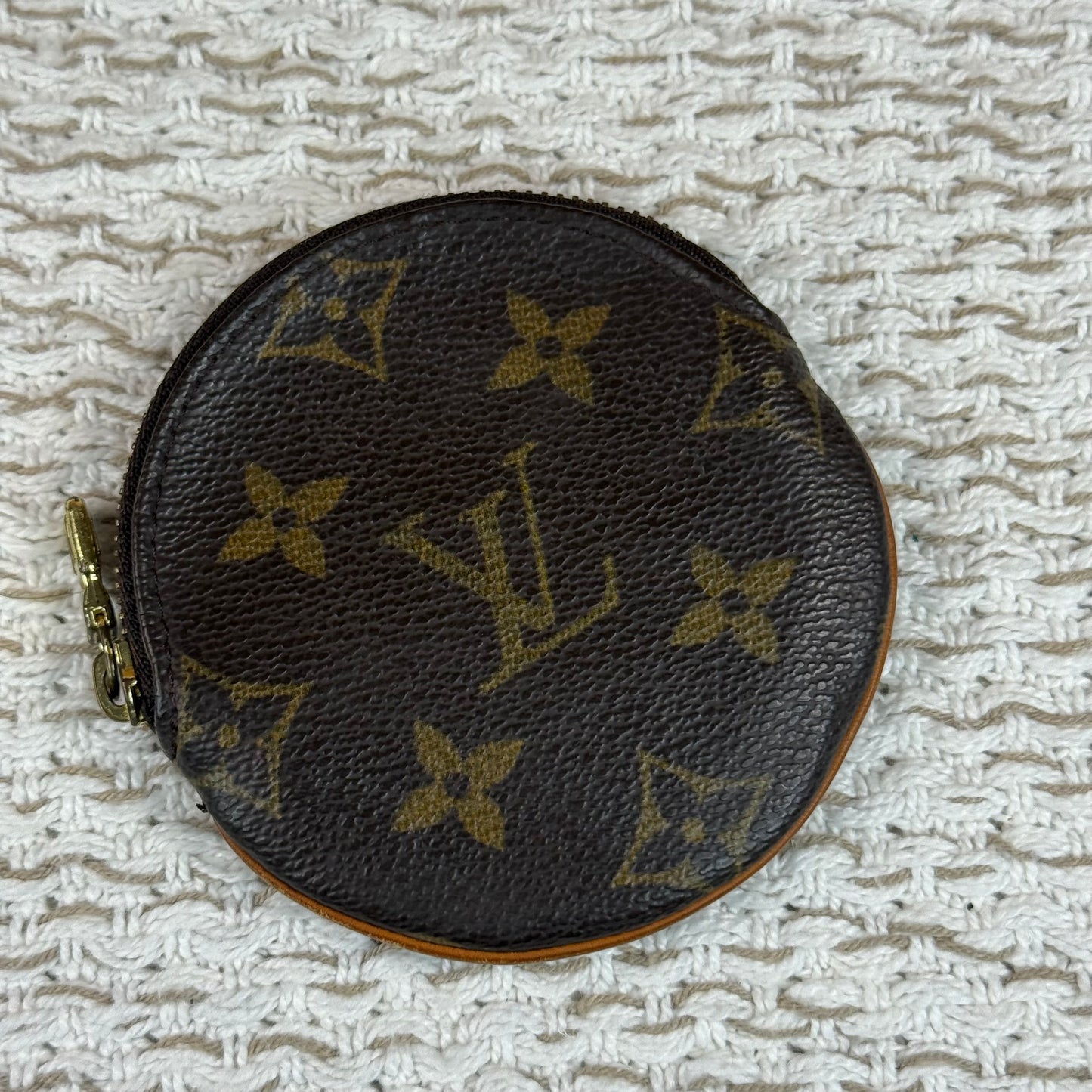 LOUIS VUITTON ROUND COIN PURSE