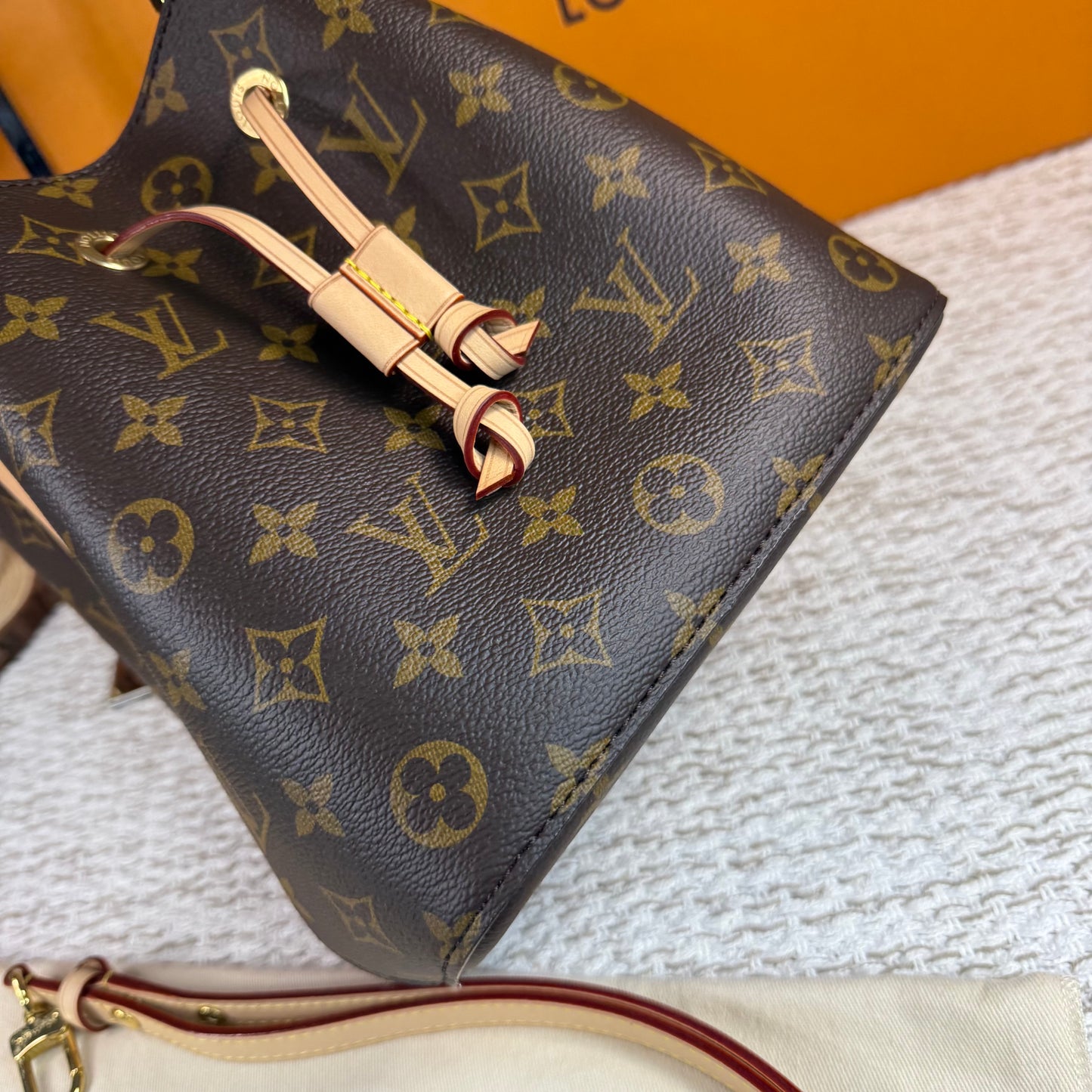 LOUIS VUITTON NEONOE BB