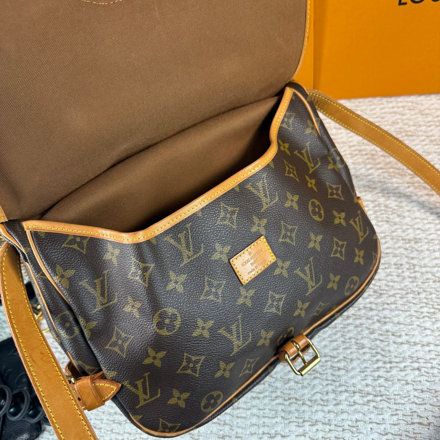 LOUIS VUITTON SAUMUR 30 in Monogram