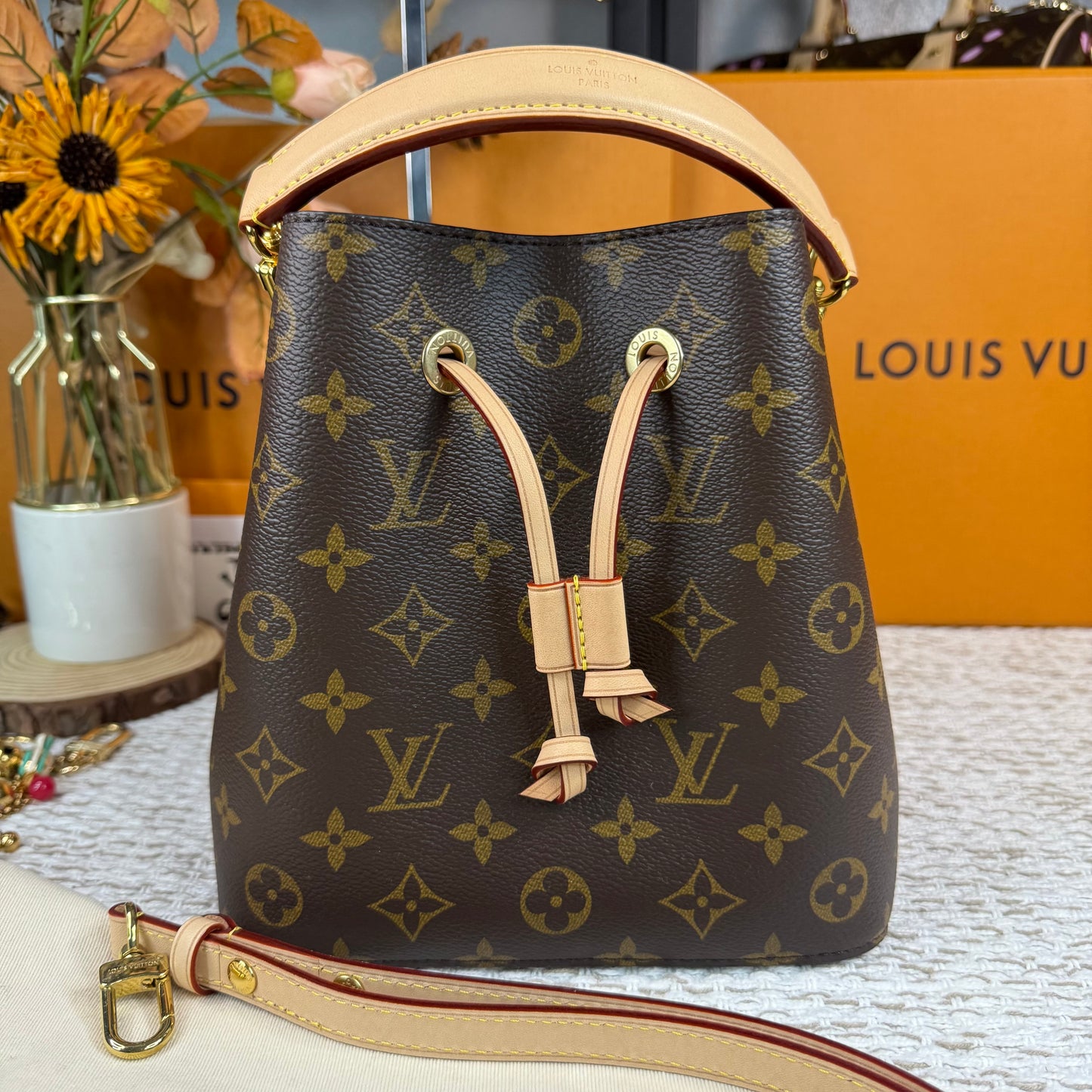 LOUIS VUITTON NEONOE BB