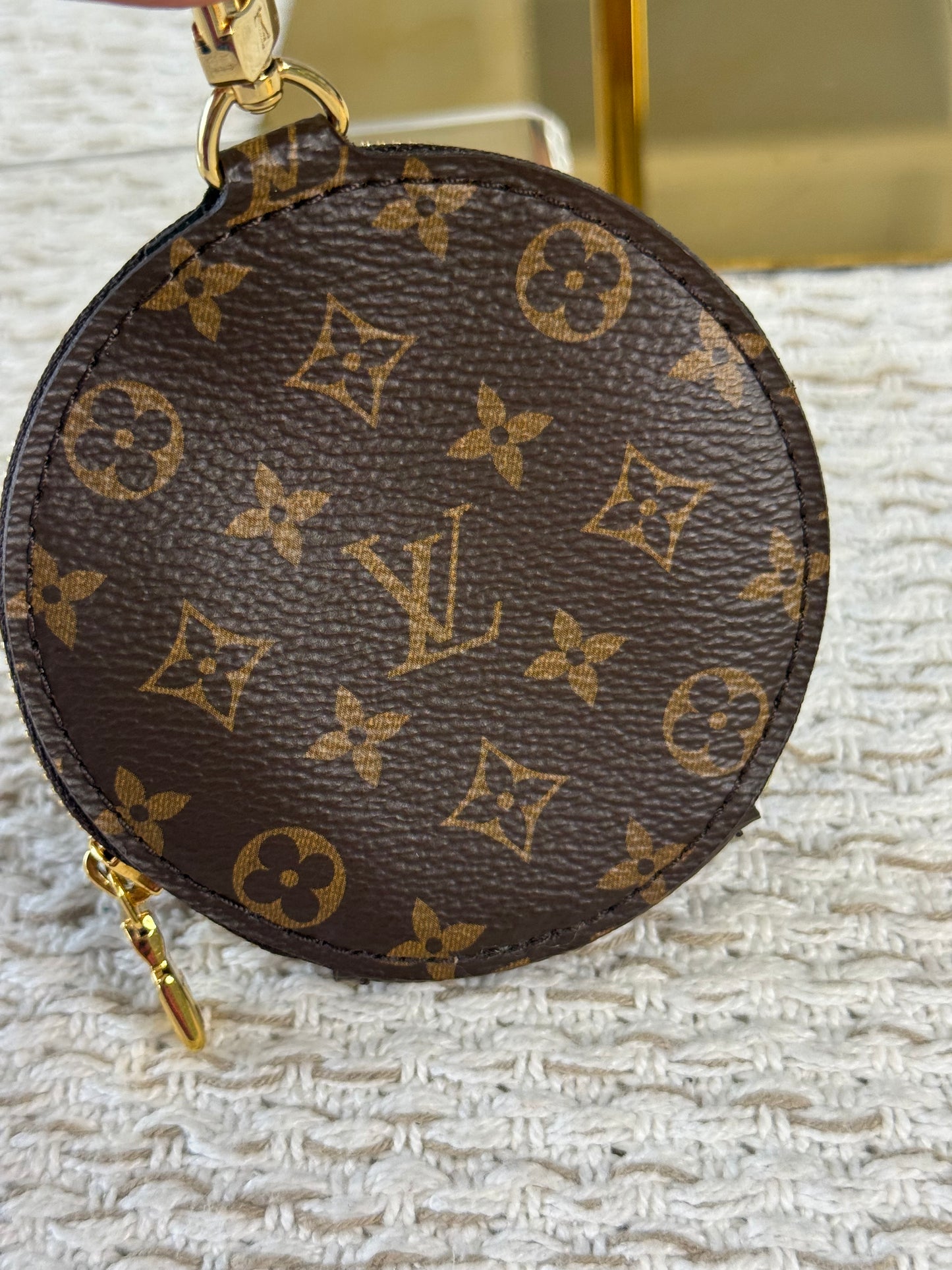LOUIS VUITTON ROUND COIN PURSE in MONOGRAM CANVAS