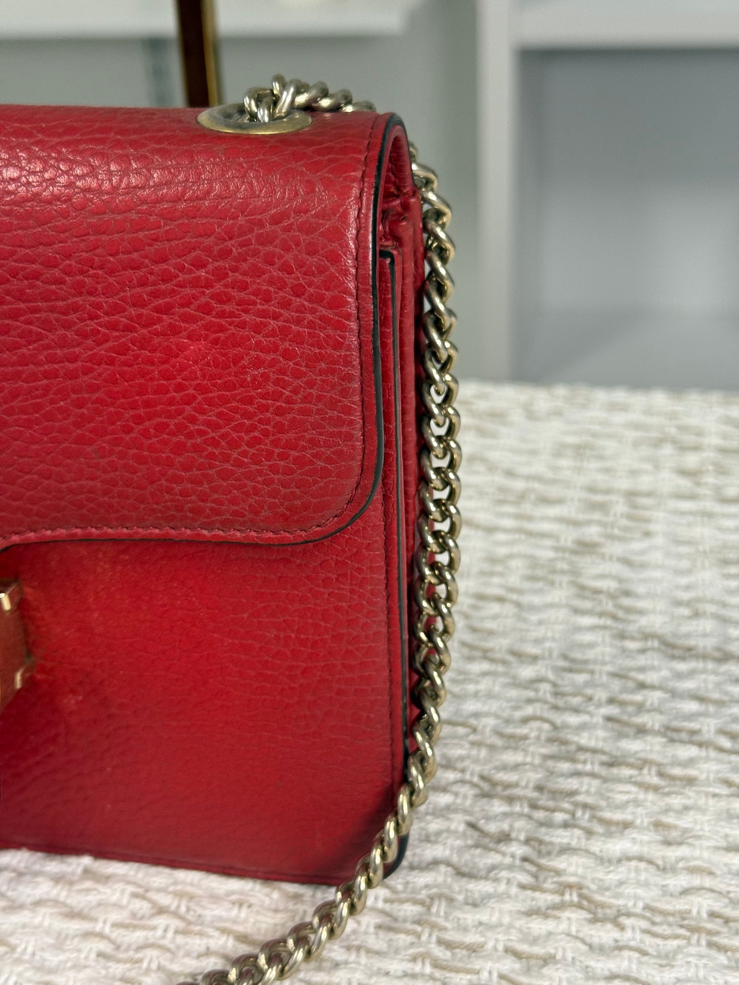 GUCCI RED PEBBLED LEATHER INTERLOCKING G MEDIUM SHOULDER BAG