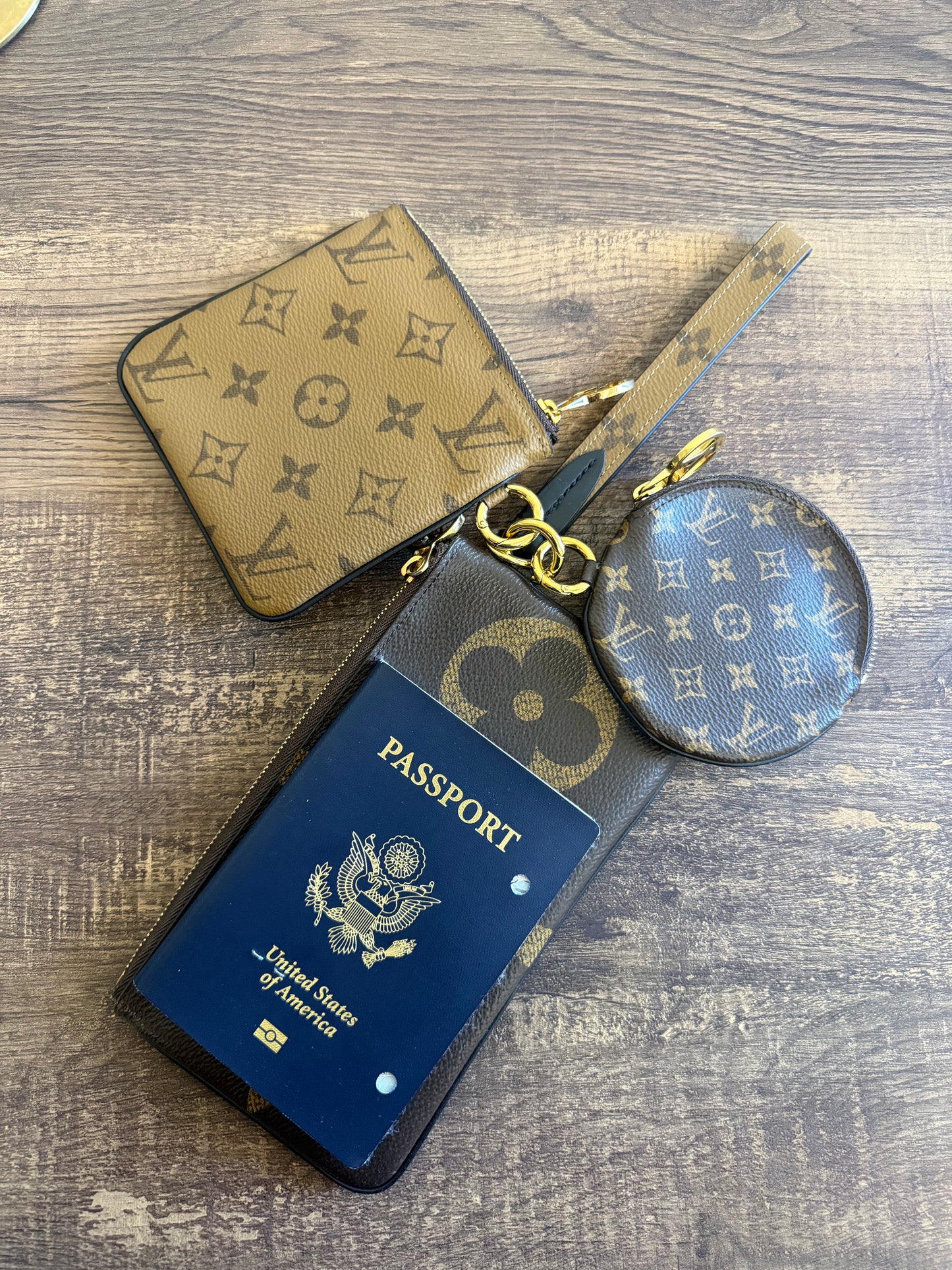 LOUIS VUITTON ROUND COIN PURSE FROM TRIO POUCH