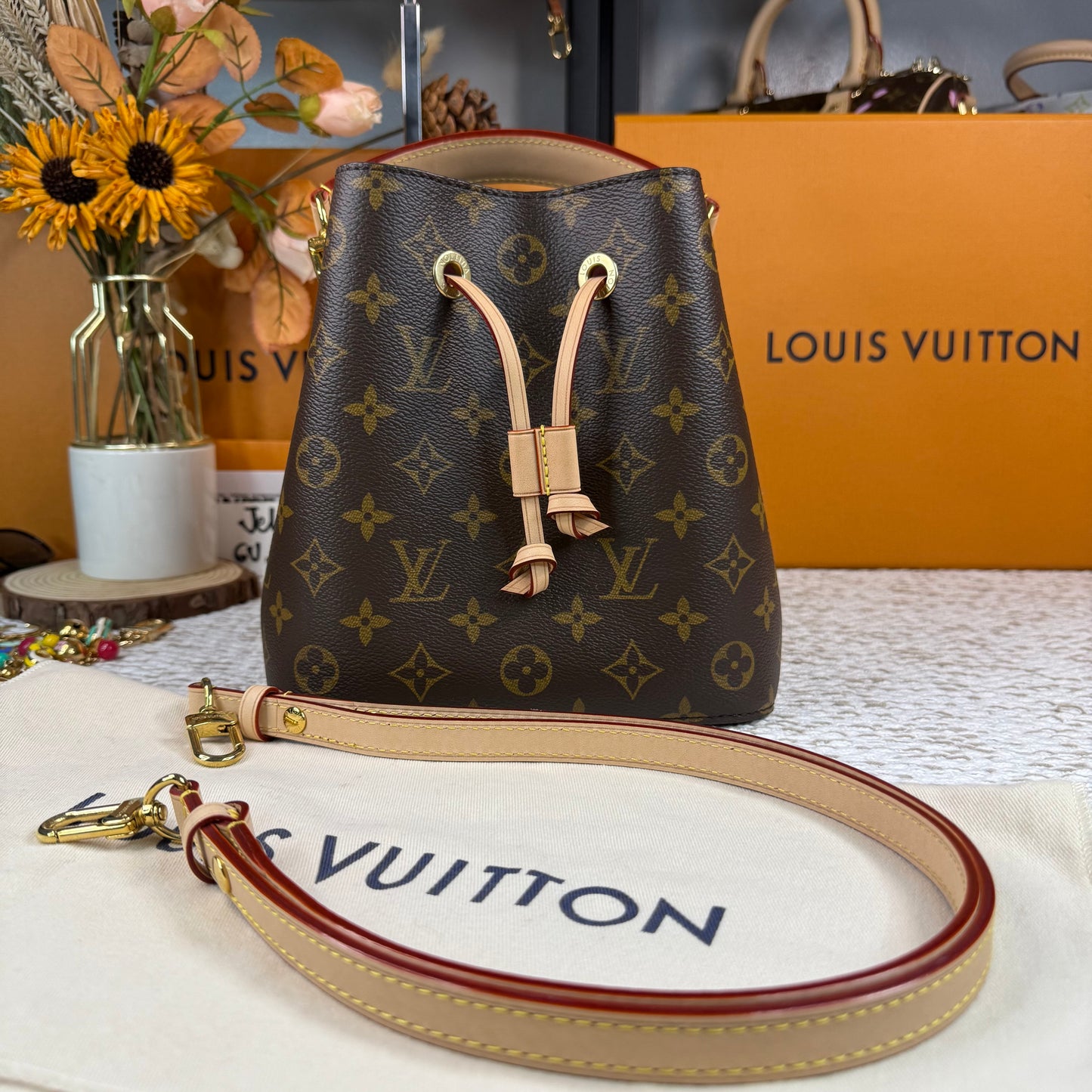 LOUIS VUITTON NEONOE BB