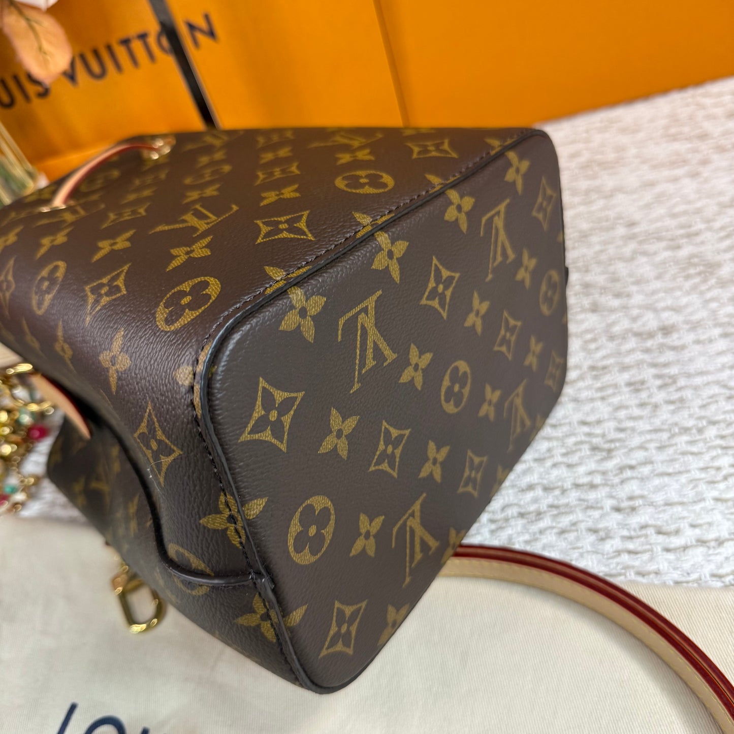 LOUIS VUITTON NEONOE BB