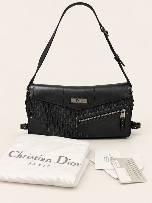 Street Chic Trotter Shoulder Bag in Black