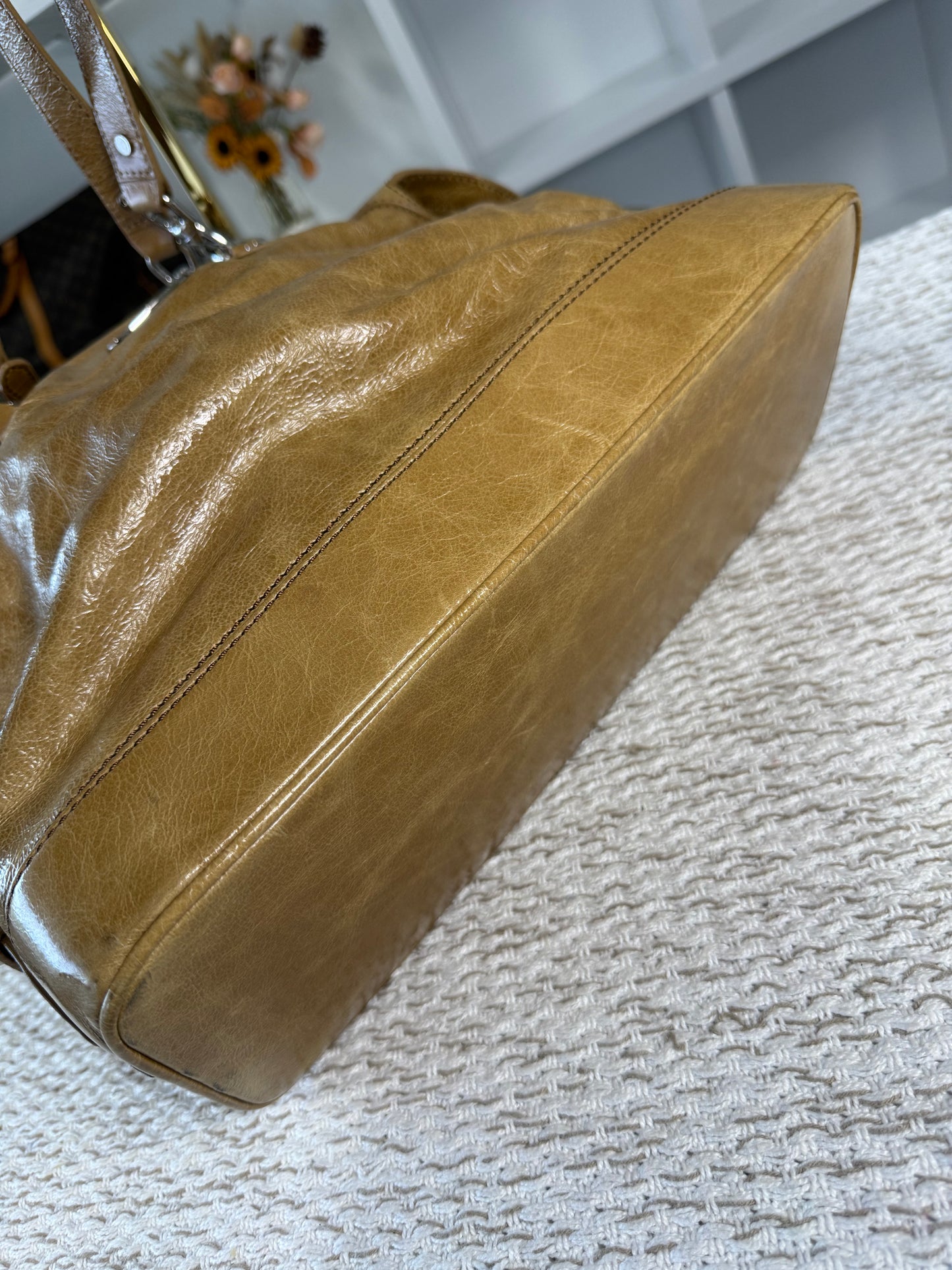 VINTAGE CÉLINE HANDBAG IN CRINKLED PATENT LEATHER