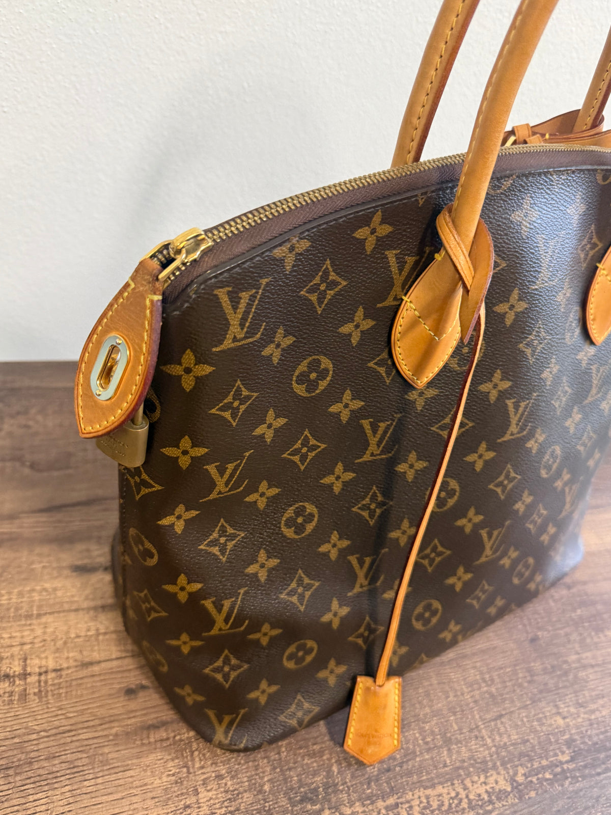 LOUIS VUITTON LOCKIT MM IN MONOGRAM