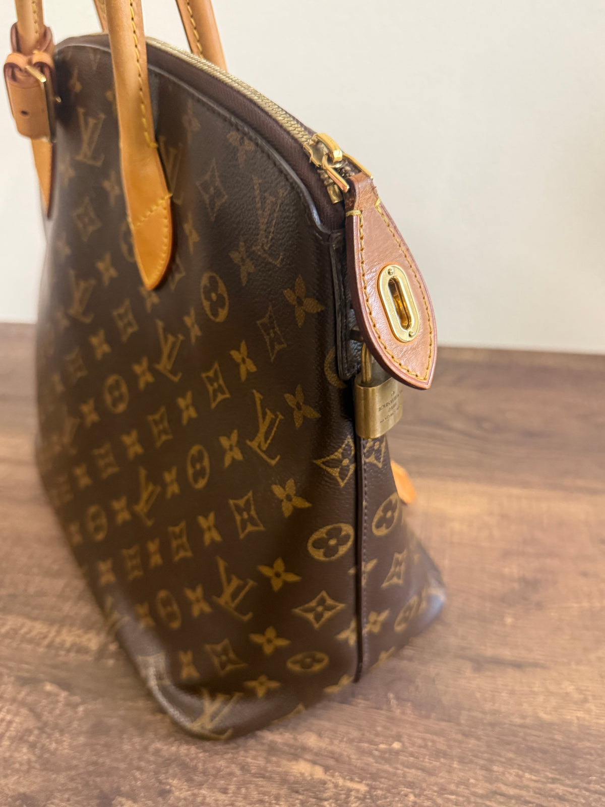 LOUIS VUITTON LOCKIT MM IN MONOGRAM