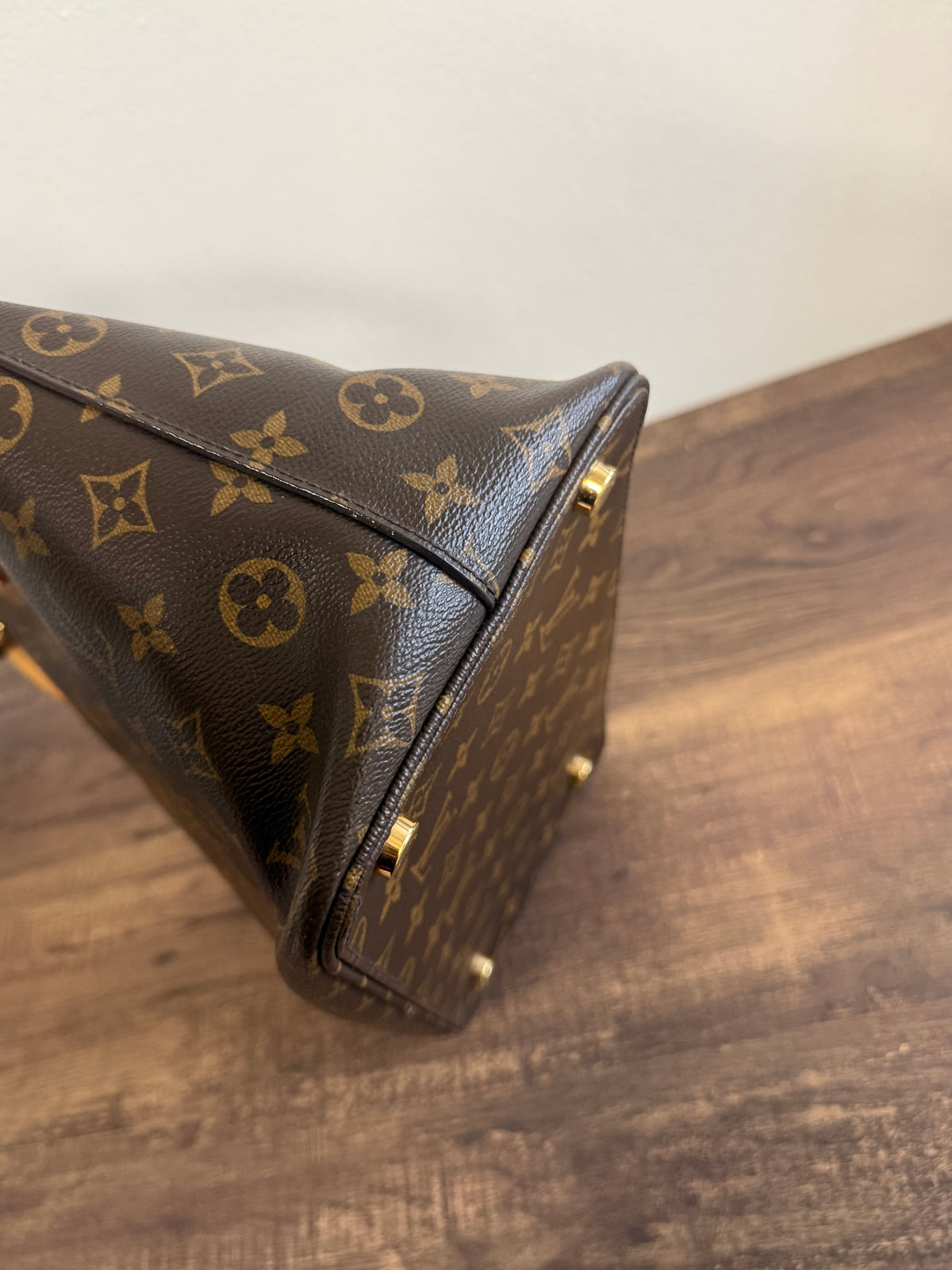 LOUIS VUITTON LOCKIT MM IN MONOGRAM