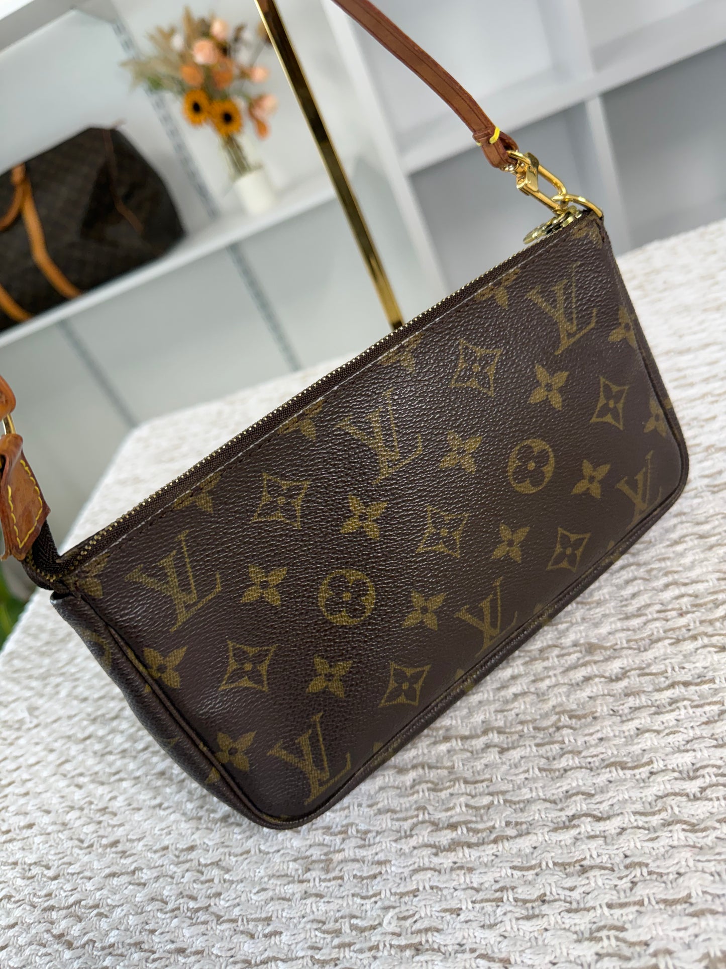 LOUIS VUITTON POCHETTE SHOULDER BAG in Monogram