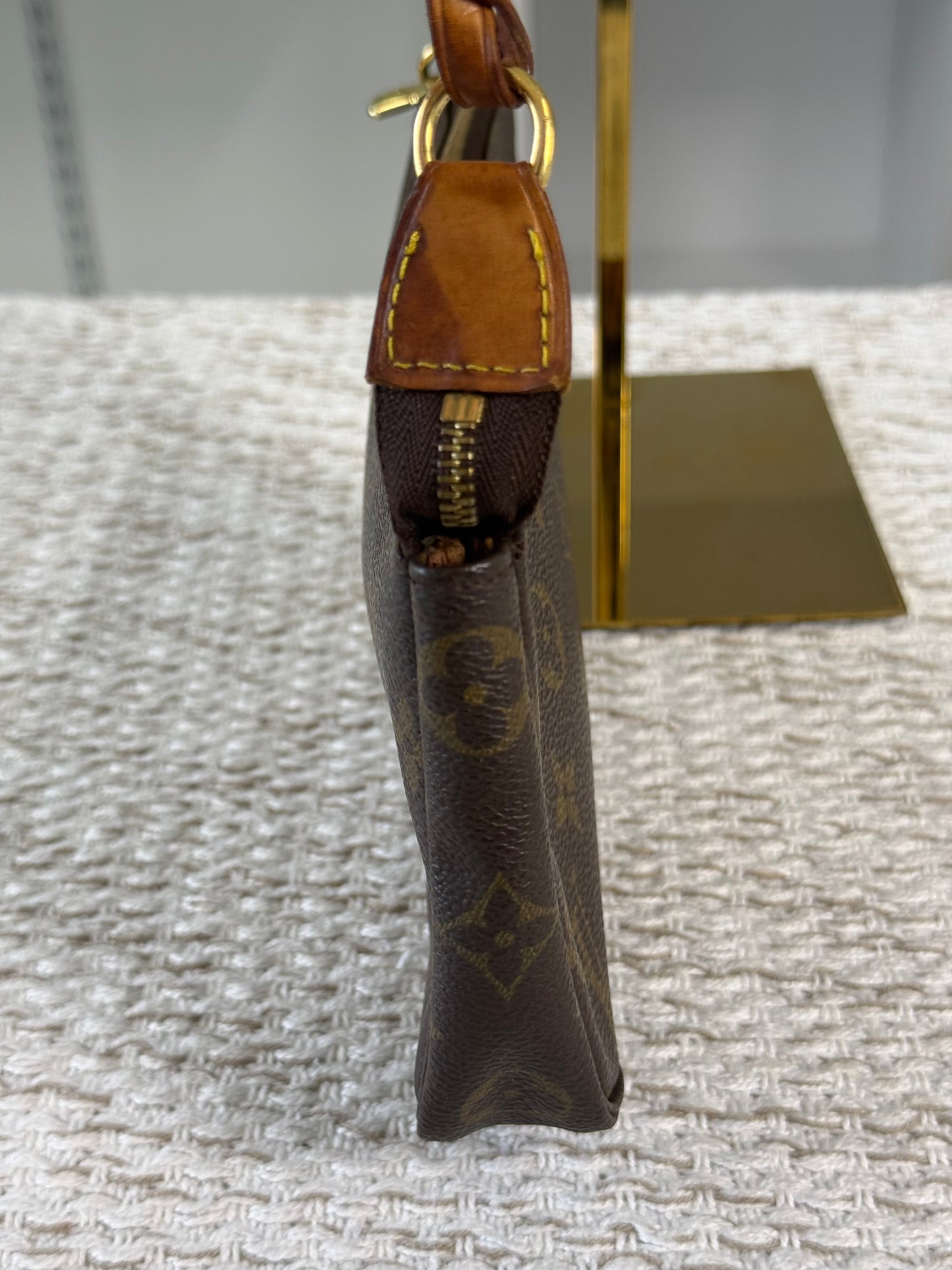 LOUIS VUITTON POCHETTE SHOULDER BAG in Monogram