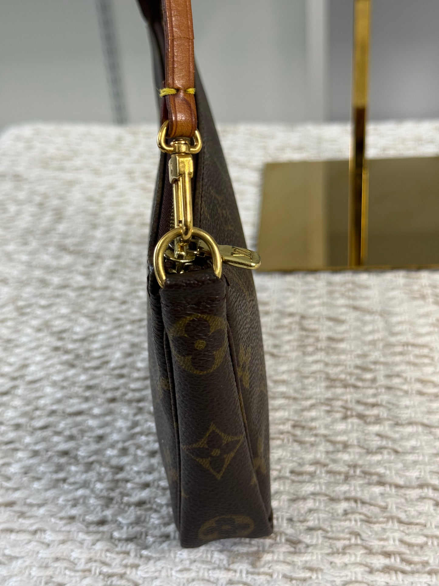 LOUIS VUITTON POCHETTE SHOULDER BAG in Monogram