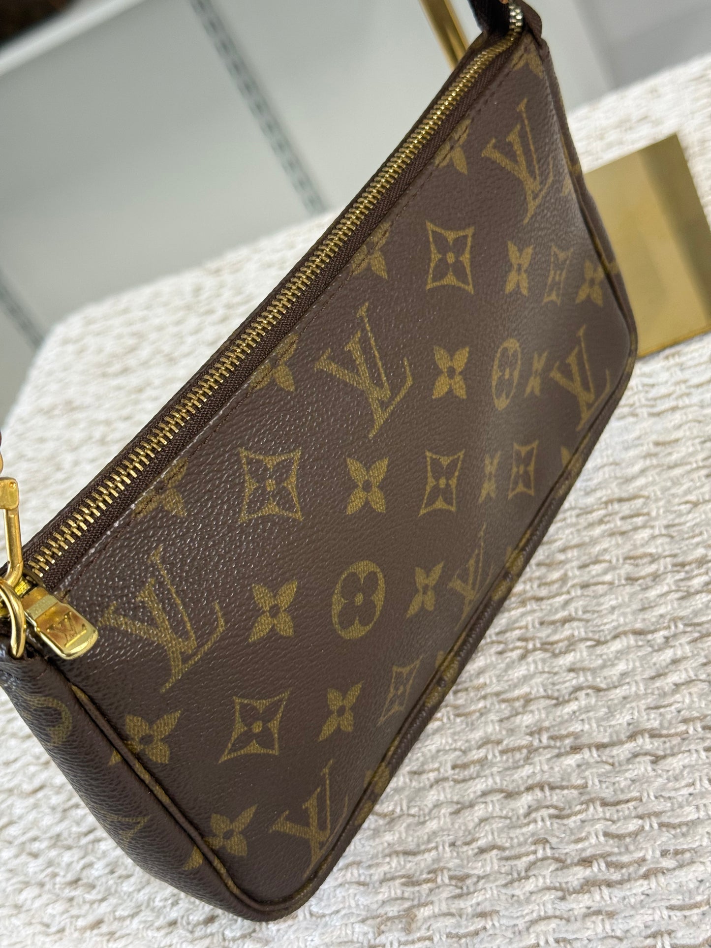 LOUIS VUITTON POCHETTE SHOULDER BAG in Monogram