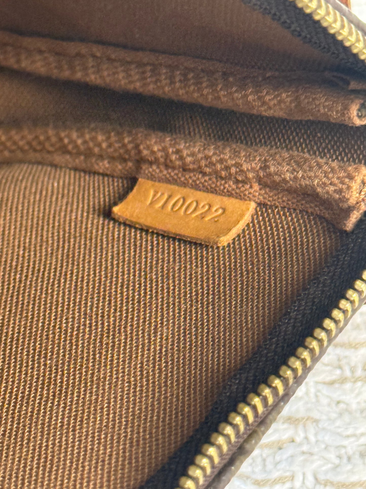 LOUIS VUITTON POCHETTE SHOULDER BAG in Monogram