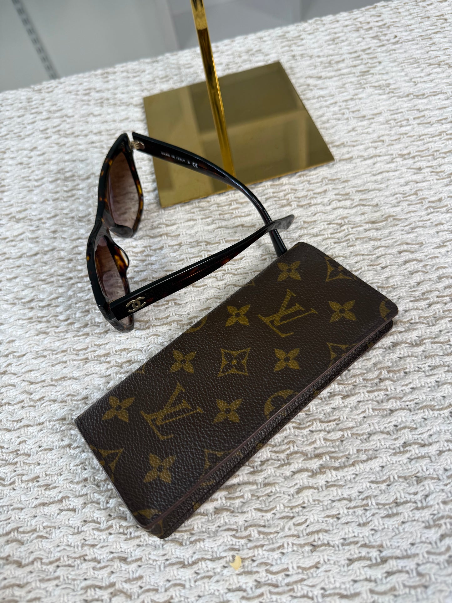LOUIS VUITTON GLASSES CASE in Monogram