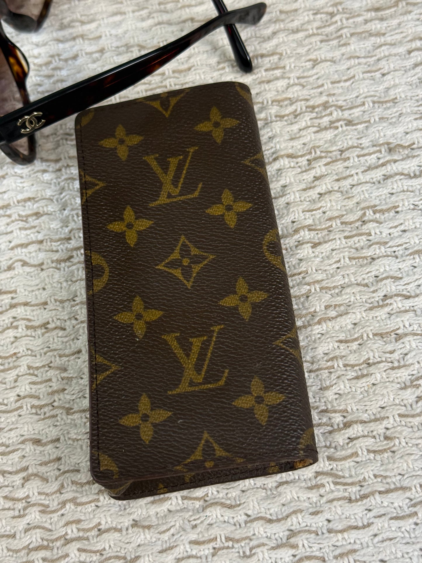 LOUIS VUITTON GLASSES CASE in Monogram