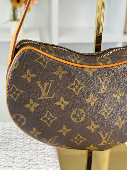 Monogram Canvas Pochette Croissant M10013
