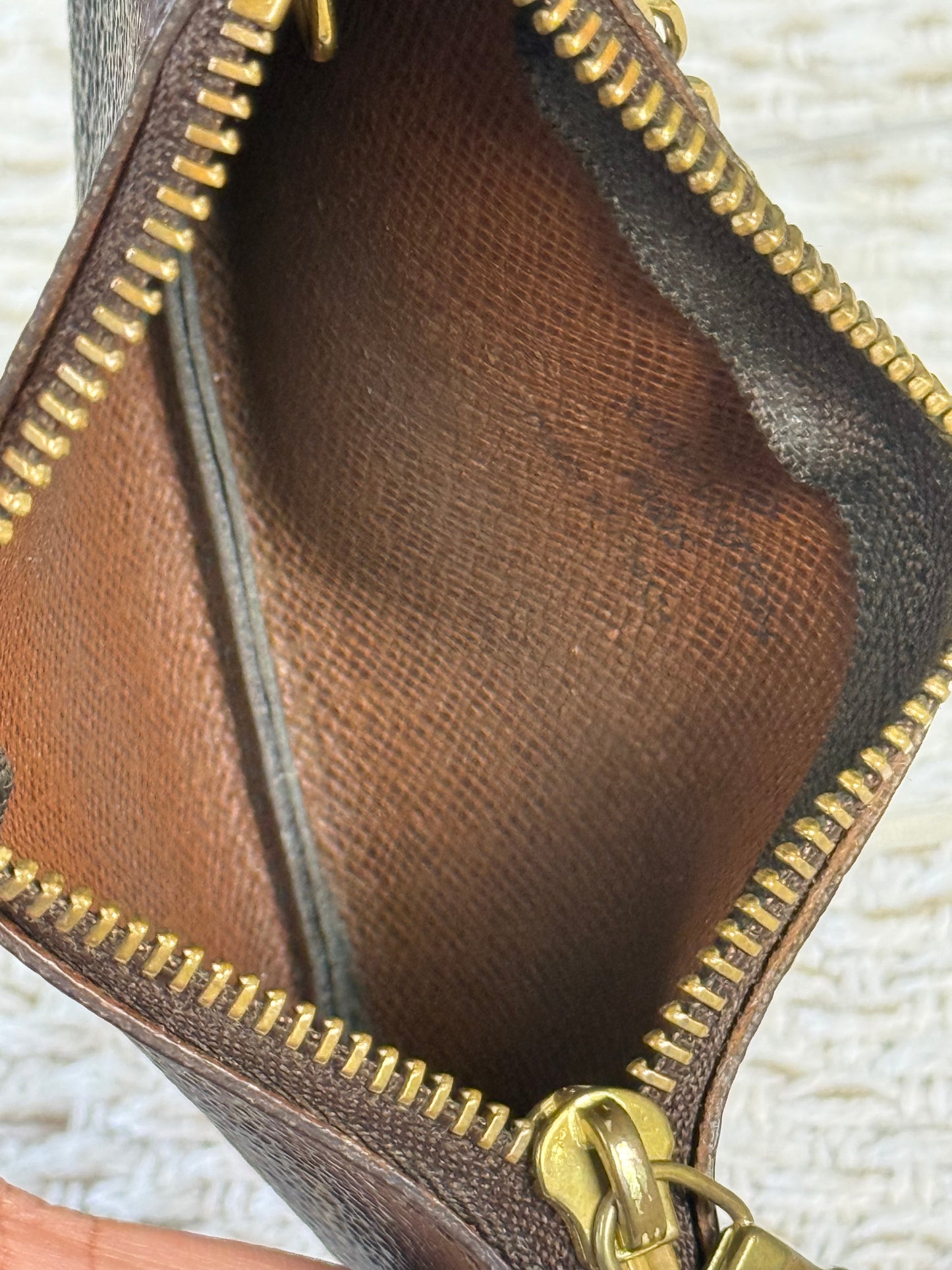 LOUIS VUITTON KEY CLES in MONOGRAM