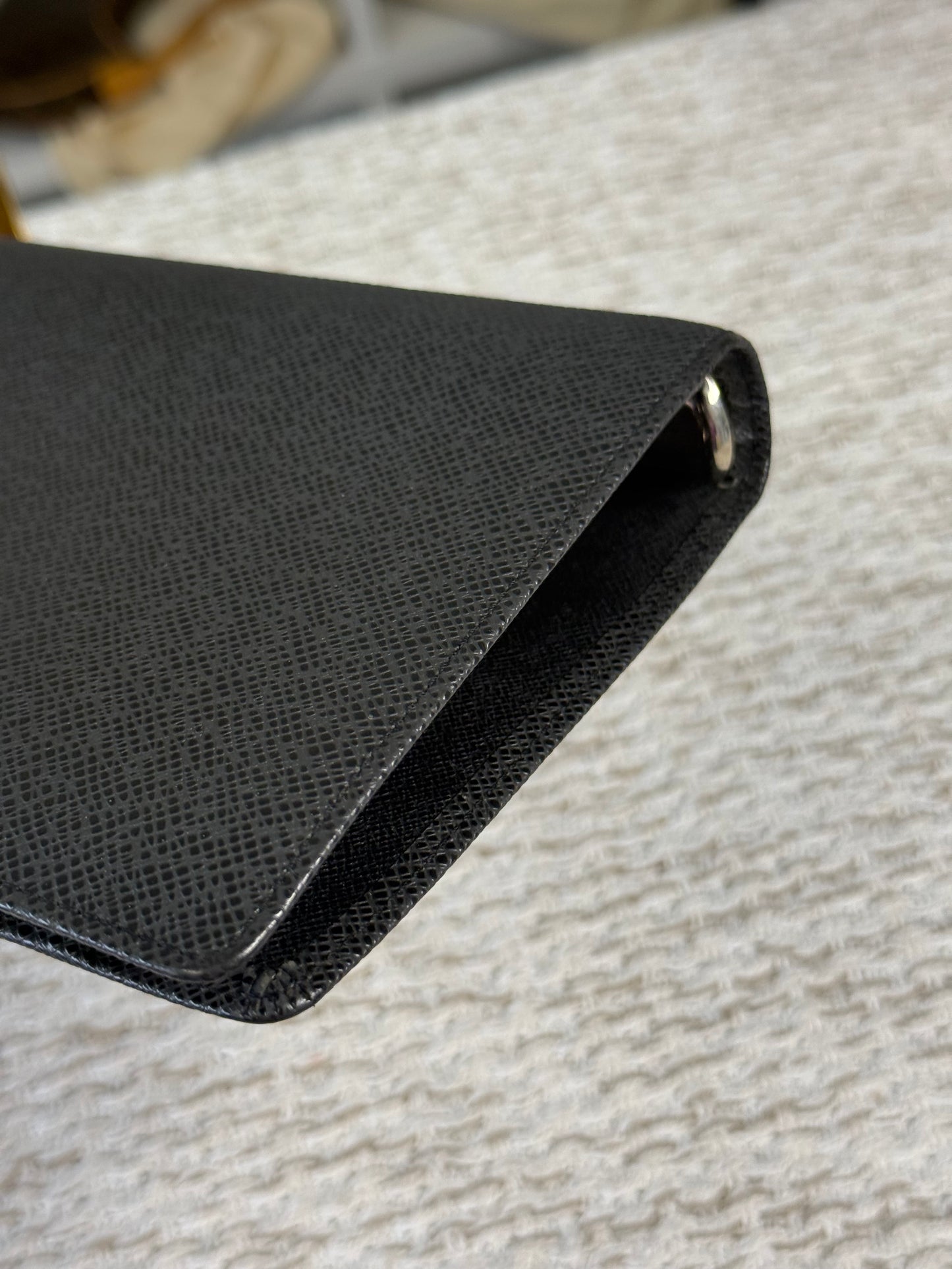 LOUIS VUITTON BLACK TAIGA LEATHER MEDIUM RING AGENDA / NOTEBOOK COVER