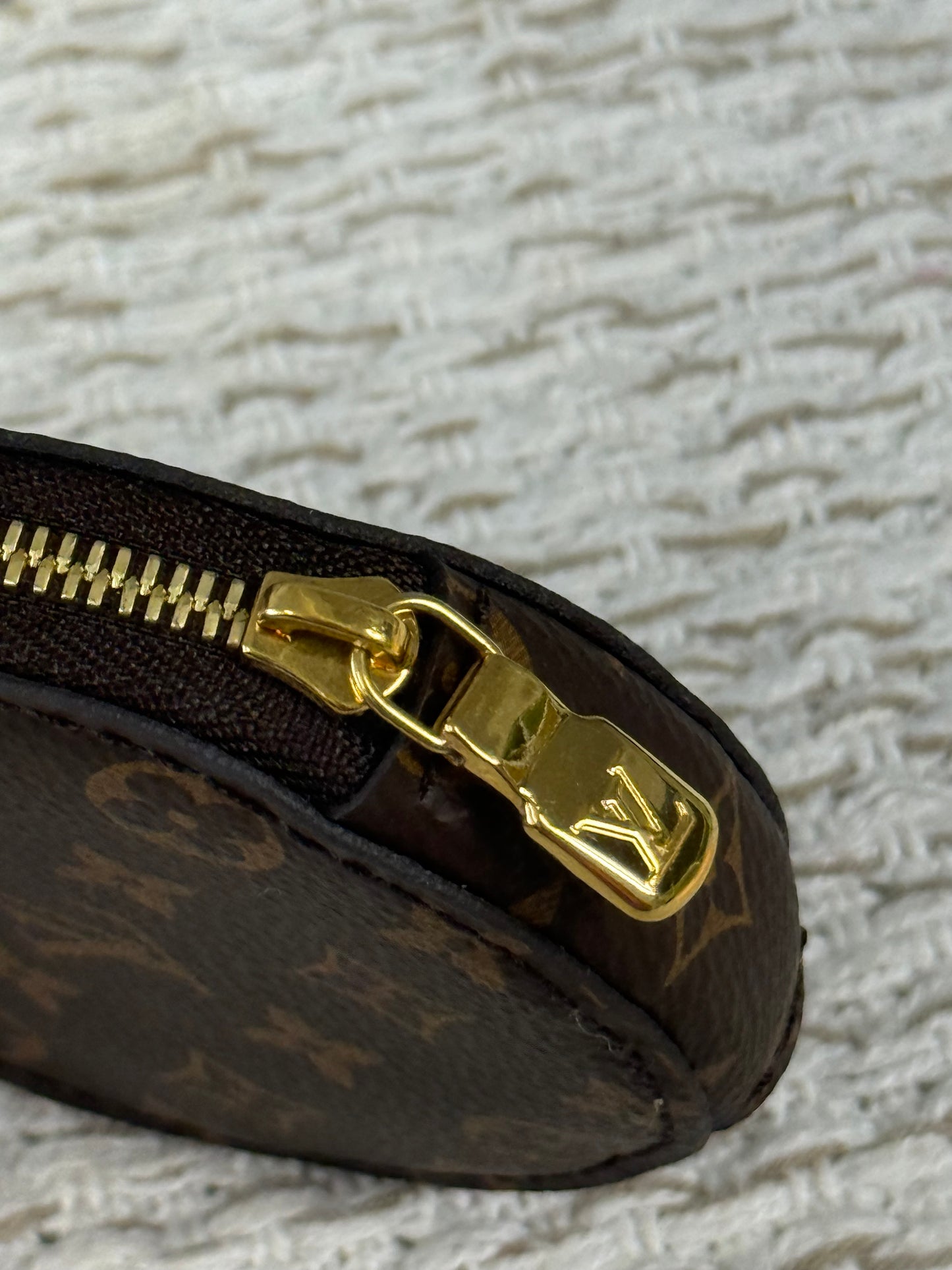 LOUIS VUITTON ROUND COIN PURSE in MONOGRAM CANVAS