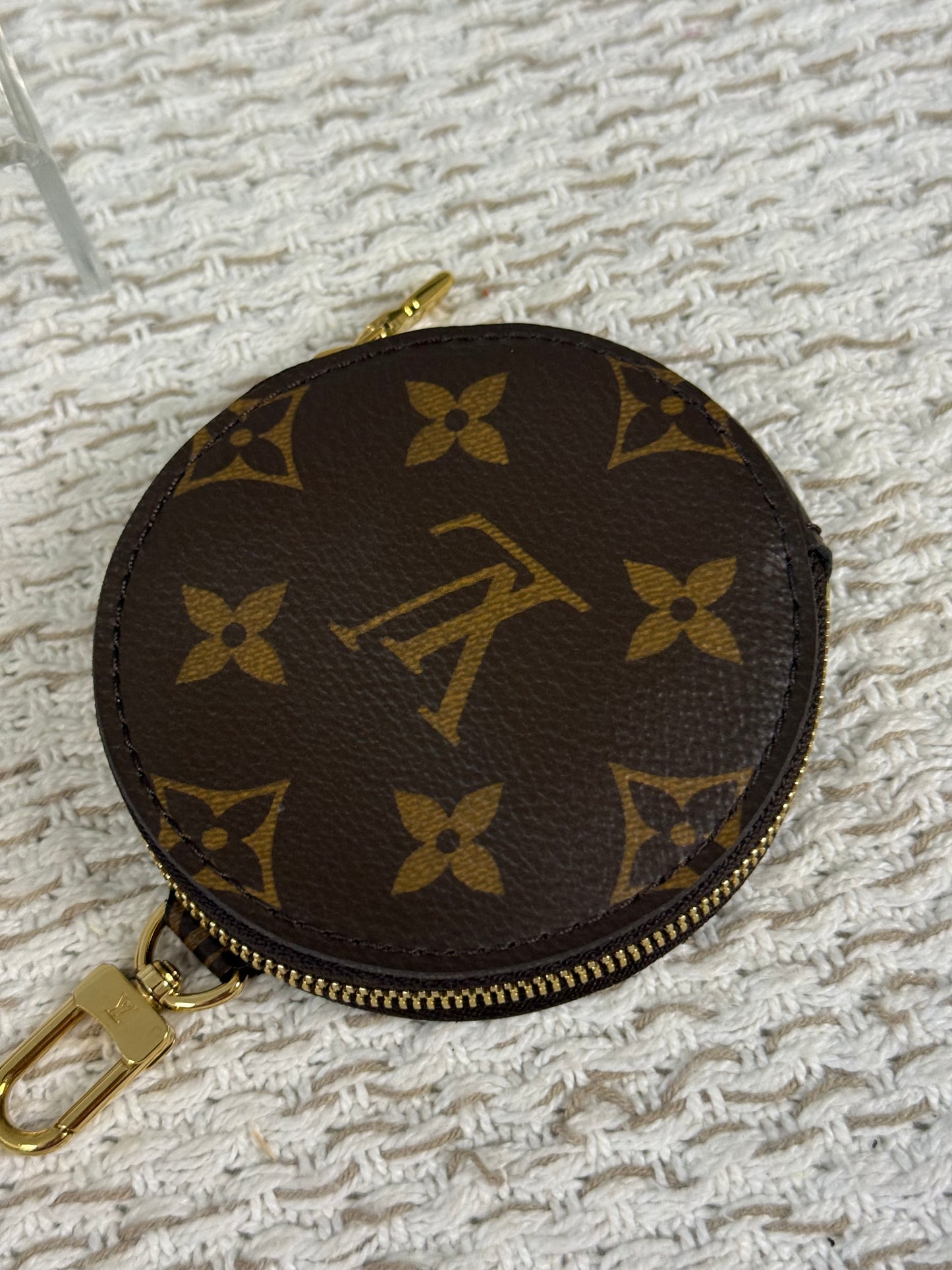LOUIS VUITTON ROUND COIN PURSE in MONOGRAM CANVAS