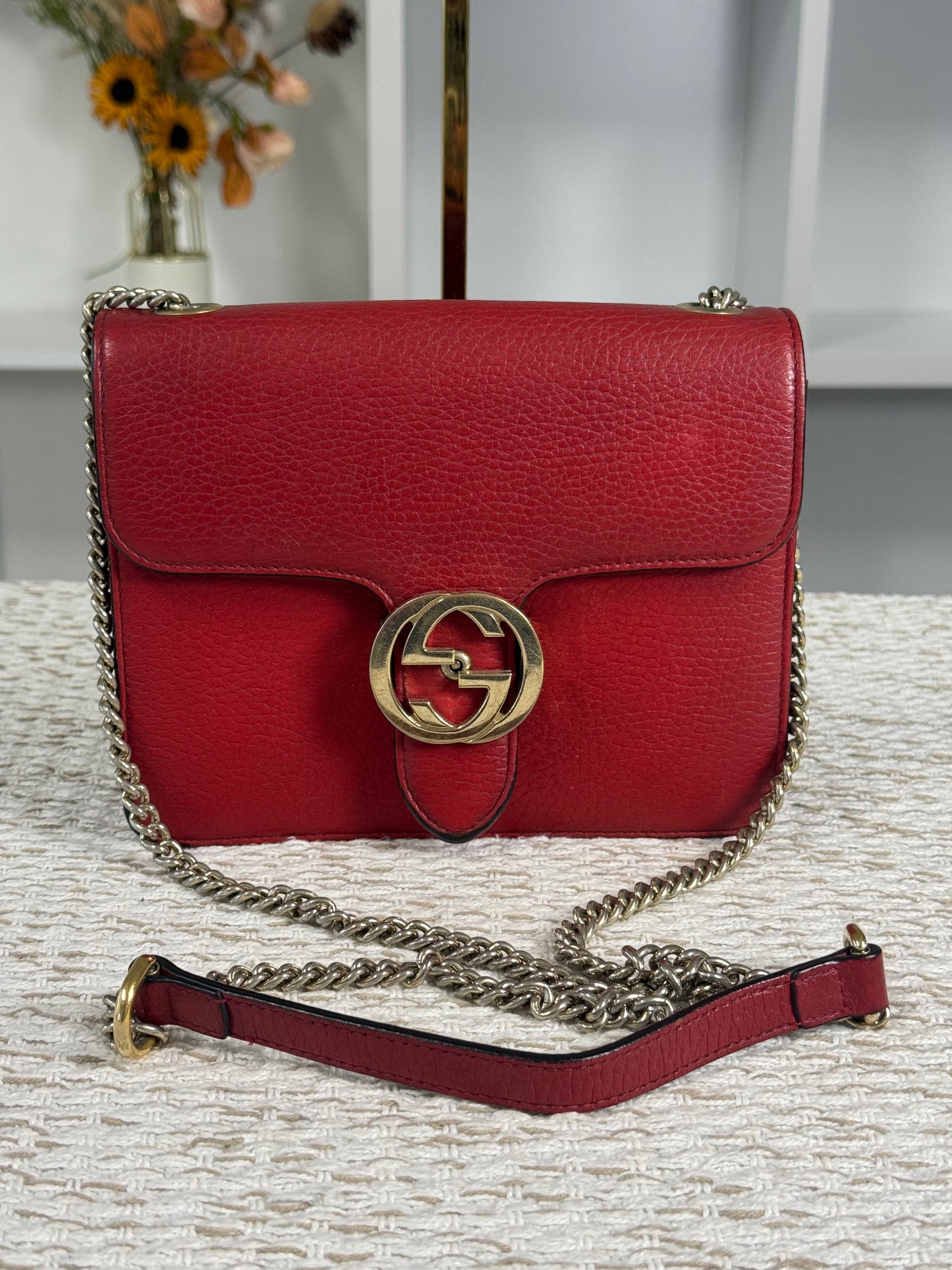 GUCCI RED PEBBLED LEATHER INTERLOCKING G MEDIUM SHOULDER BAG