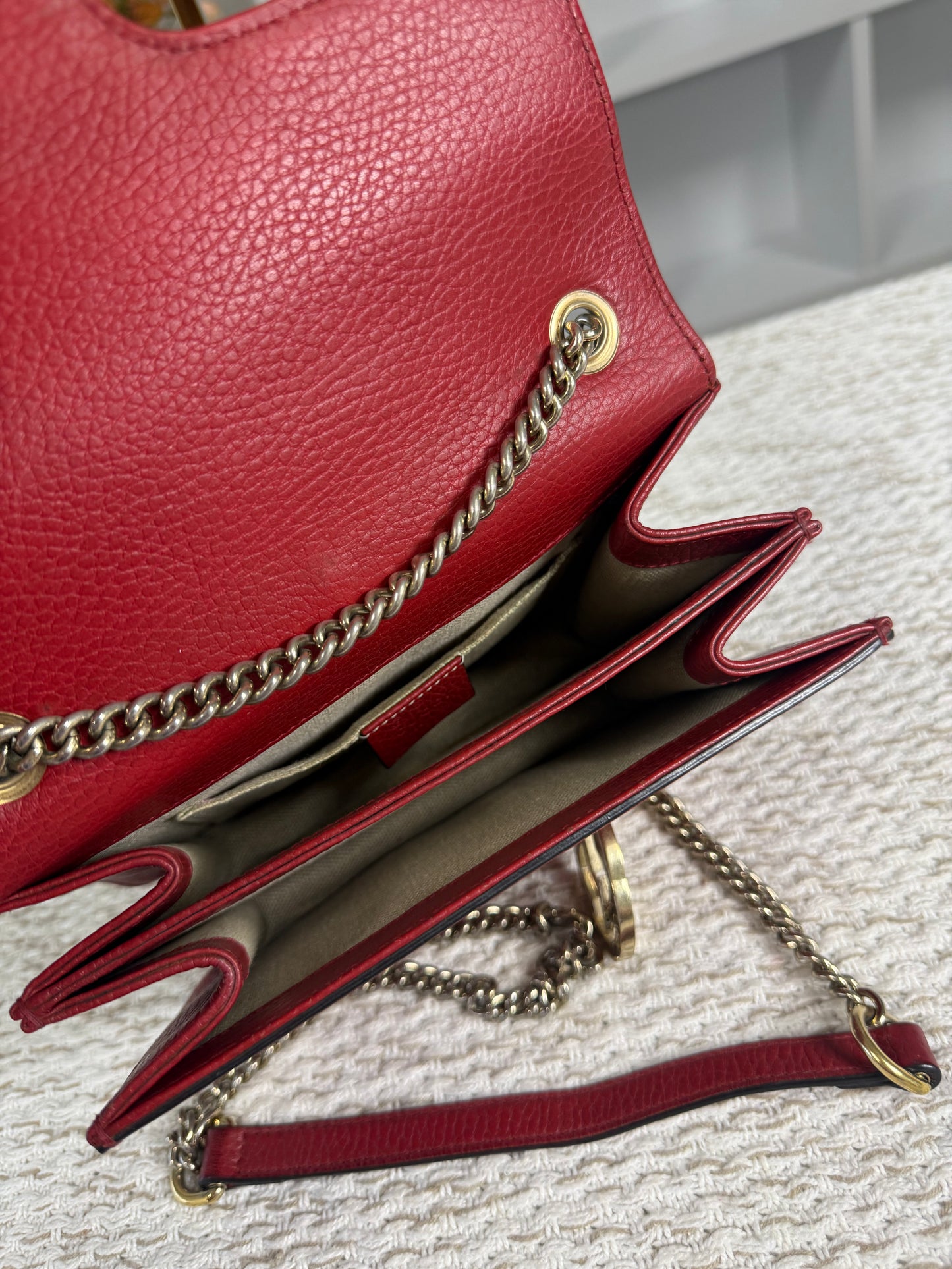 GUCCI RED PEBBLED LEATHER INTERLOCKING G MEDIUM SHOULDER BAG