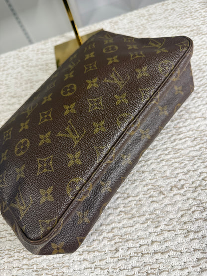 LOUIS VUITTON MONOGRAM CANVAS TROUSSE TOILETTE 28 COSMETIC BAG