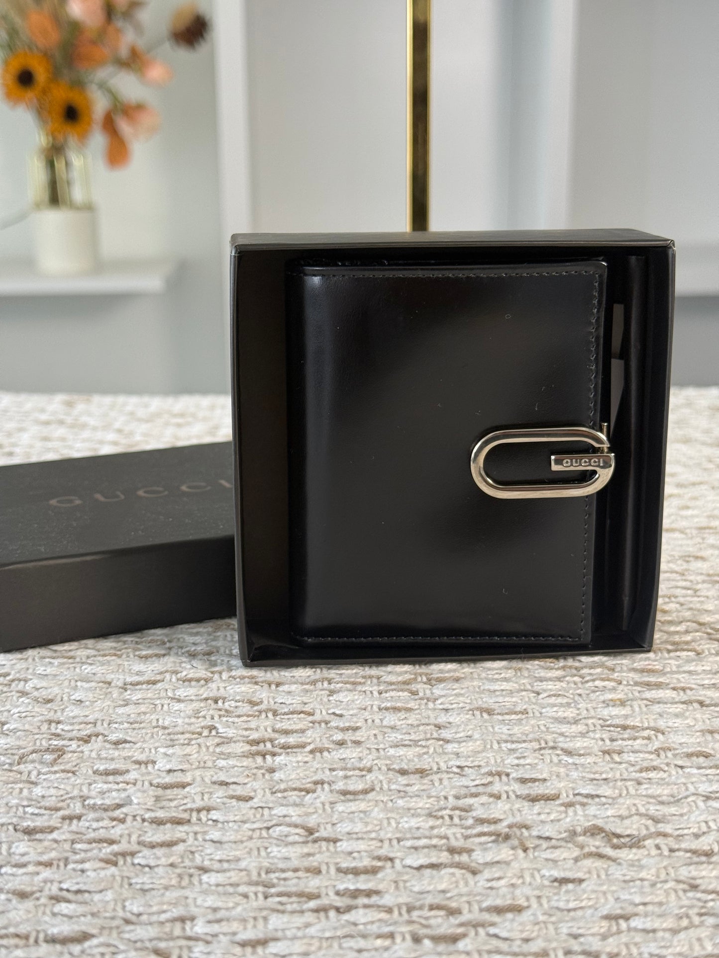 GUCCI SMOOTH BLACK LEATHER BI-FOLD WALLET WITH A SILVER-TONE “G” CLASP