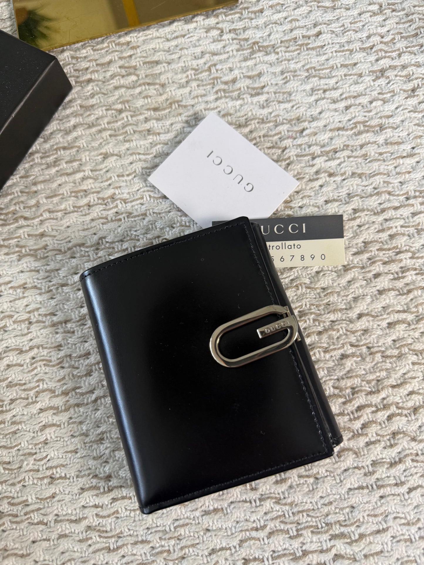 GUCCI SMOOTH BLACK LEATHER BI-FOLD WALLET WITH A SILVER-TONE “G” CLASP