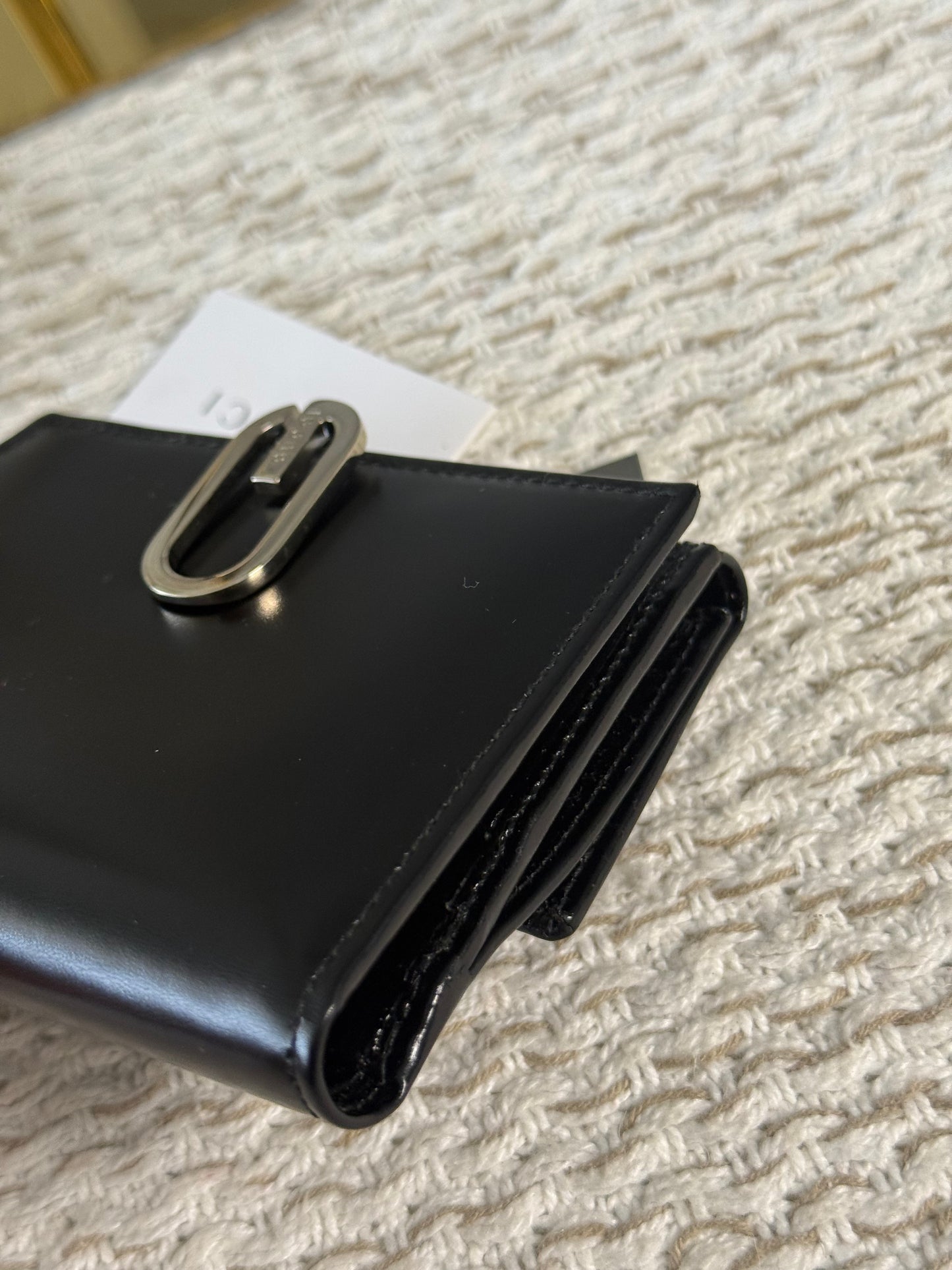 GUCCI SMOOTH BLACK LEATHER BI-FOLD WALLET WITH A SILVER-TONE “G” CLASP