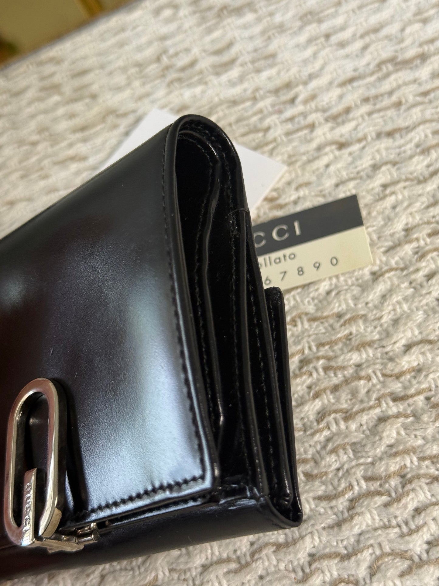 GUCCI SMOOTH BLACK LEATHER BI-FOLD WALLET WITH A SILVER-TONE “G” CLASP