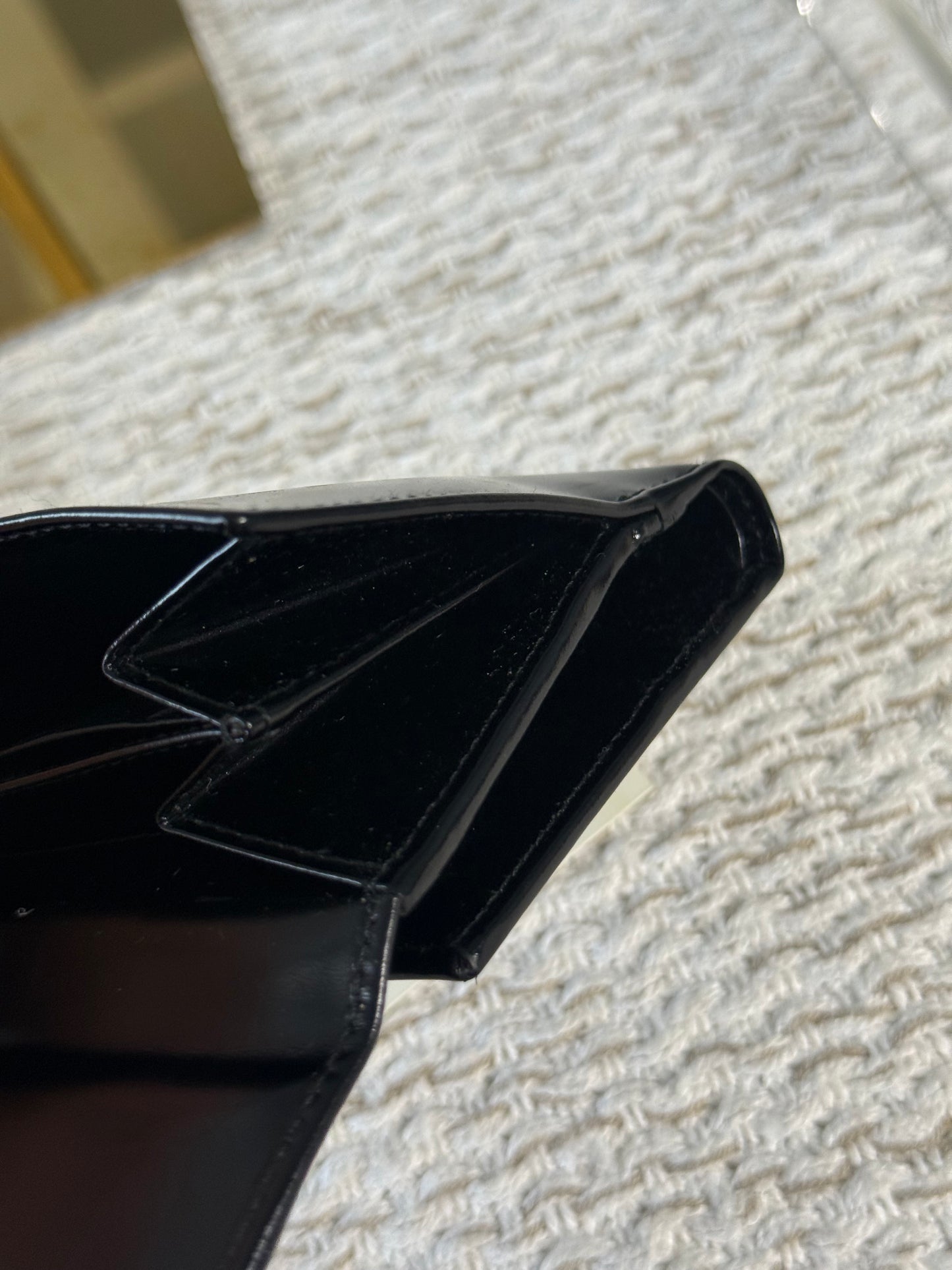 GUCCI SMOOTH BLACK LEATHER BI-FOLD WALLET WITH A SILVER-TONE “G” CLASP