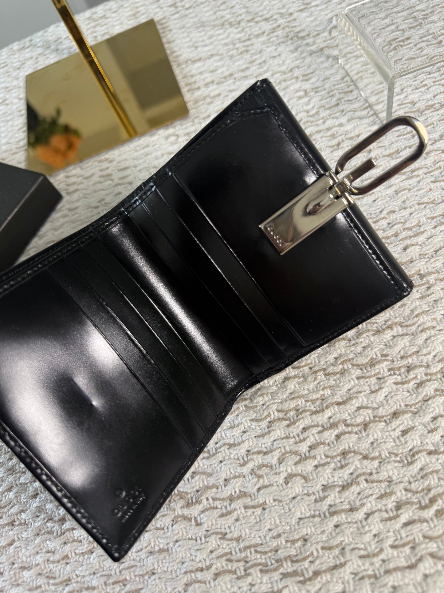 GUCCI SMOOTH BLACK LEATHER BI-FOLD WALLET WITH A SILVER-TONE “G” CLASP
