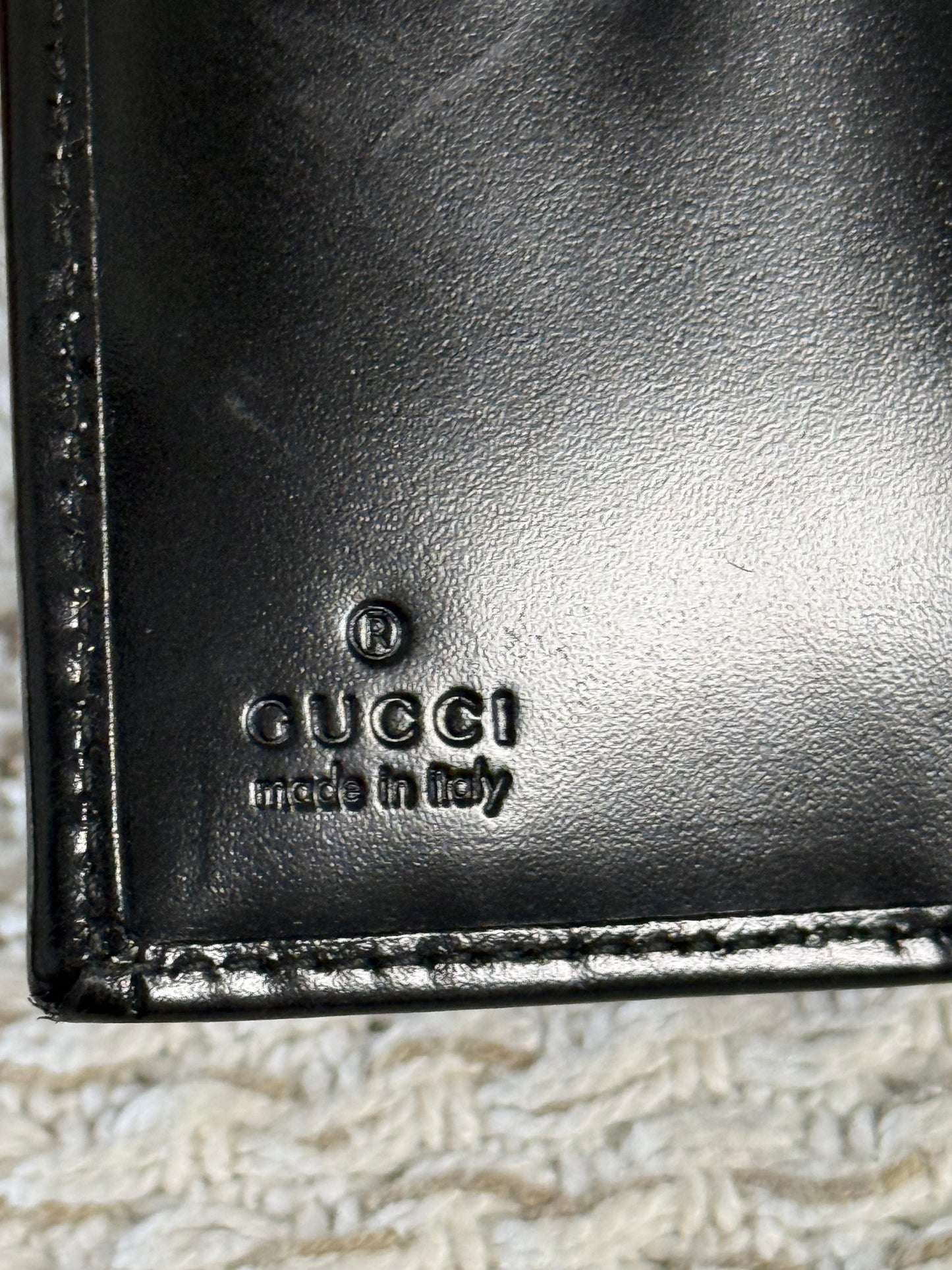GUCCI SMOOTH BLACK LEATHER BI-FOLD WALLET WITH A SILVER-TONE “G” CLASP