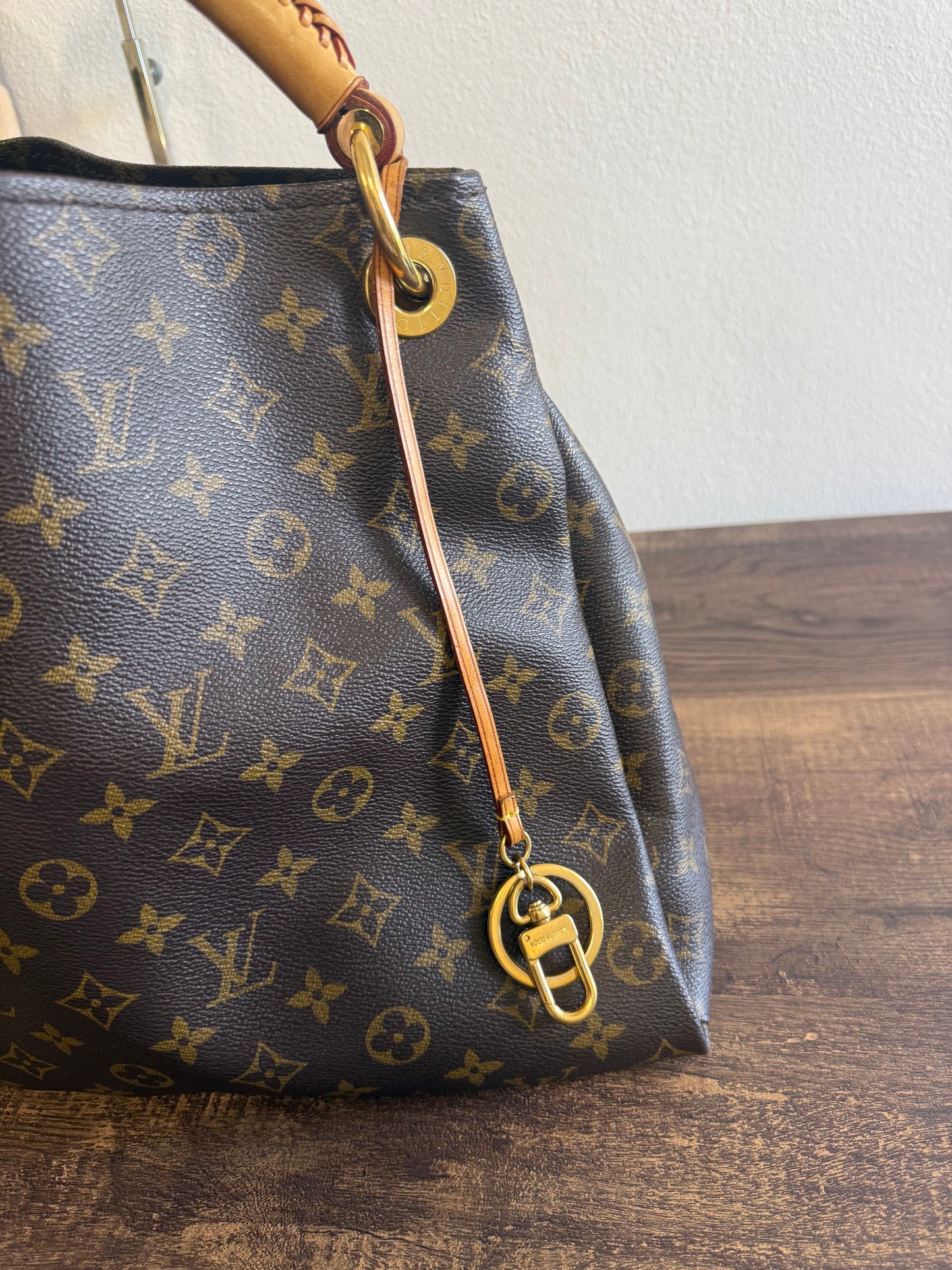 LOUIS VUITTON ARTSY MM MONOGRAM CANVAS
