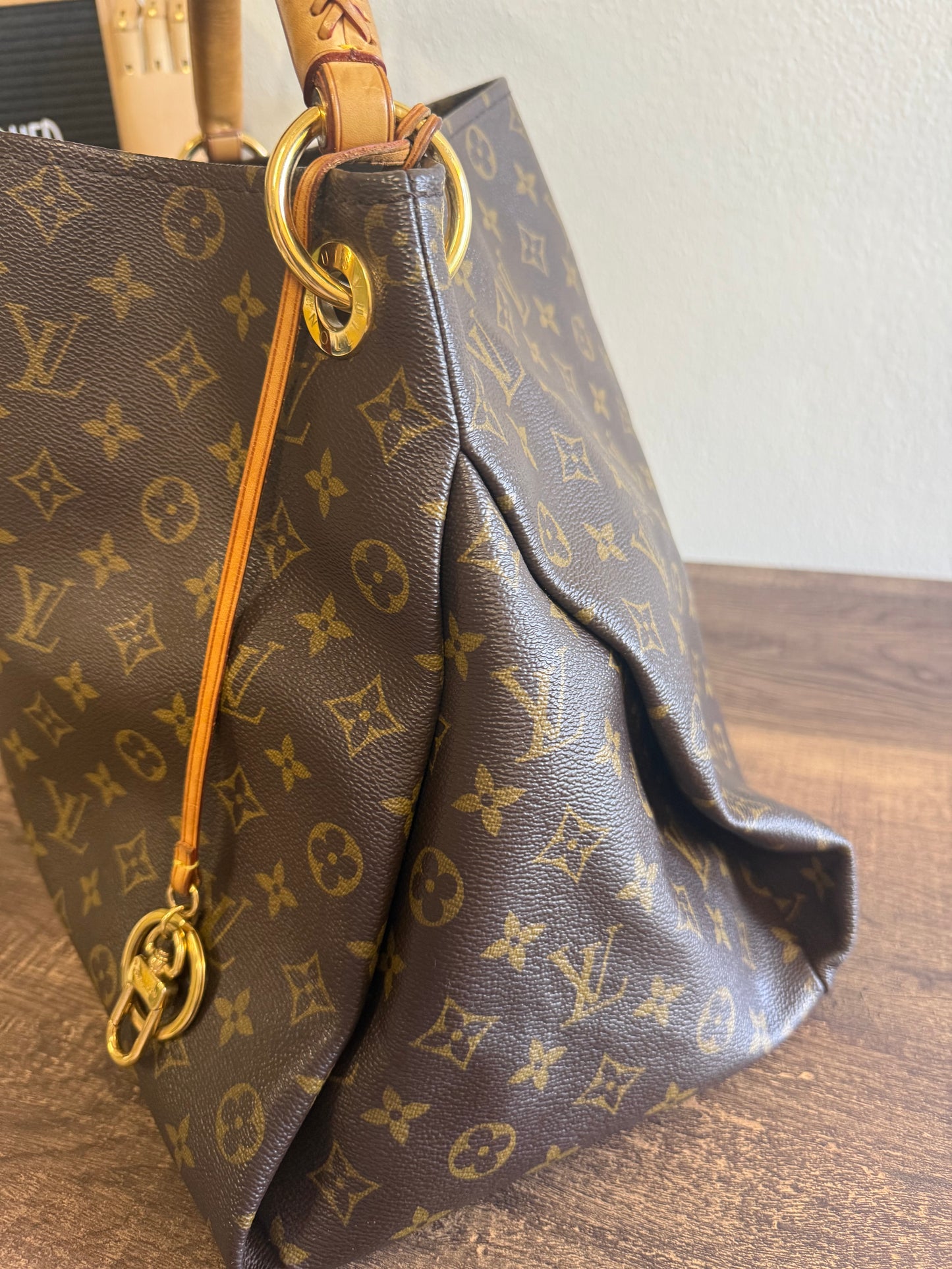 LOUIS VUITTON ARTSY MM MONOGRAM CANVAS