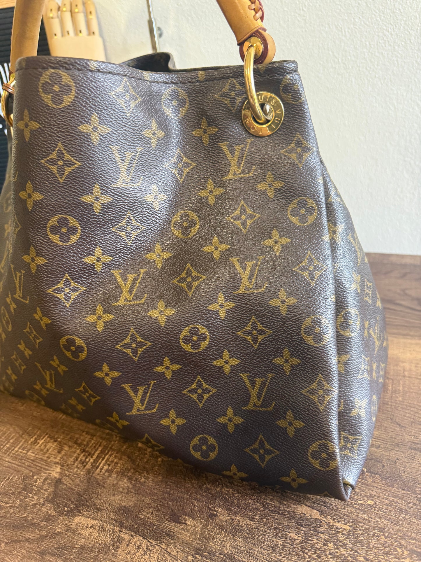 LOUIS VUITTON ARTSY MM MONOGRAM CANVAS