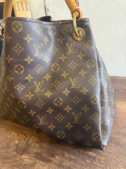 LOUIS VUITTON ARTSY MM MONOGRAM CANVAS