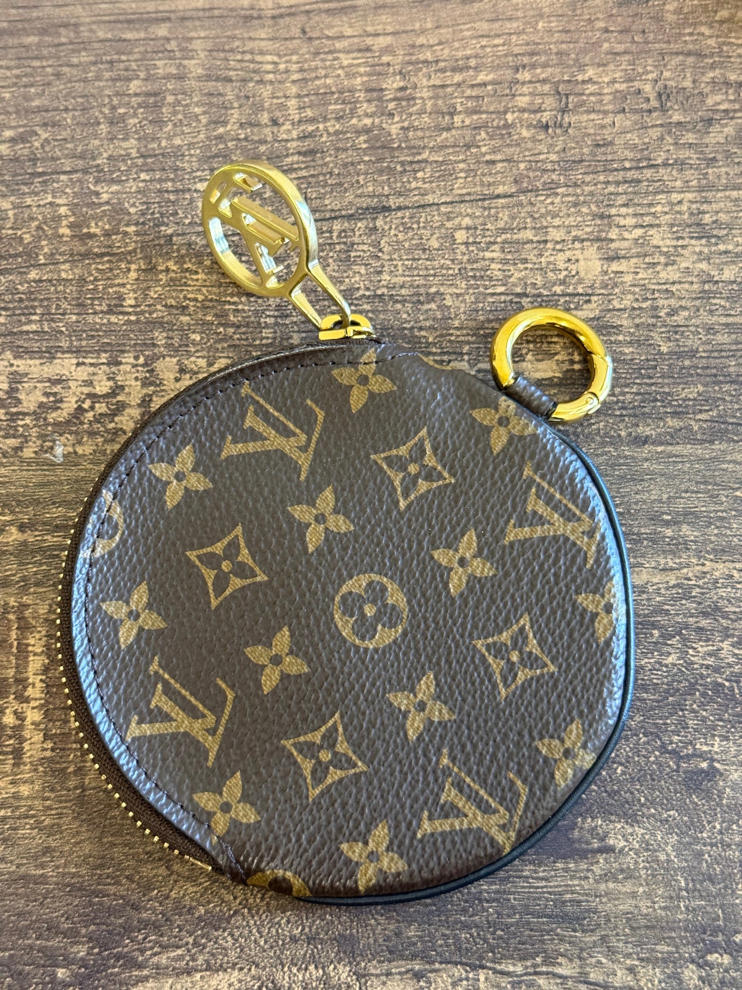 LOUIS VUITTON ROUND COIN PURSE FROM TRIO POUCH