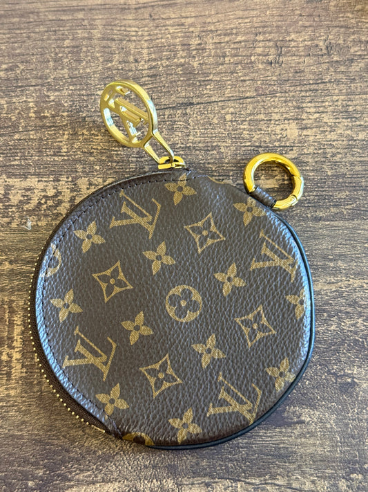 LOUIS VUITTON ROUND COIN PURSE FROM TRIO POUCH