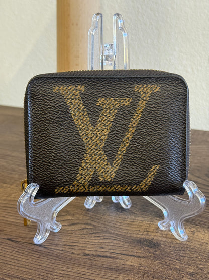 LOUIS VUITTION ZIPPED AROUND CARD WALLET IN REVERSE MONOGRAM
