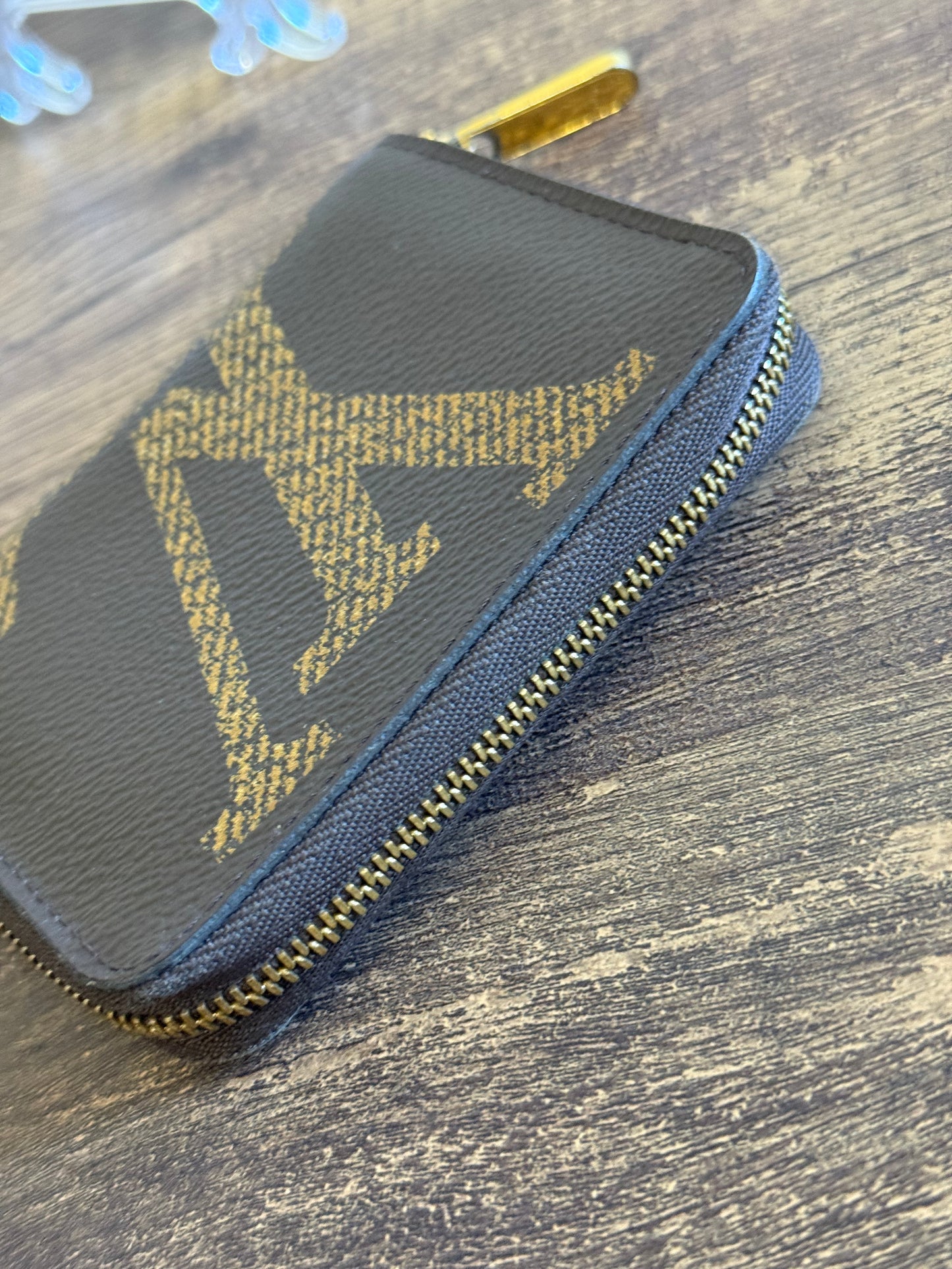 LOUIS VUITTION ZIPPED AROUND CARD WALLET IN REVERSE MONOGRAM