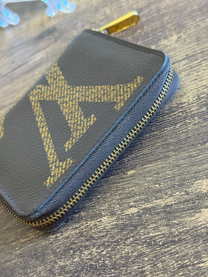 LOUIS VUITTION ZIPPED AROUND CARD WALLET IN REVERSE MONOGRAM
