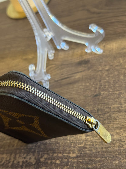 LOUIS VUITTION ZIPPED AROUND CARD WALLET IN REVERSE MONOGRAM