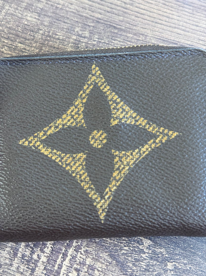 LOUIS VUITTION ZIPPED AROUND CARD WALLET IN REVERSE MONOGRAM