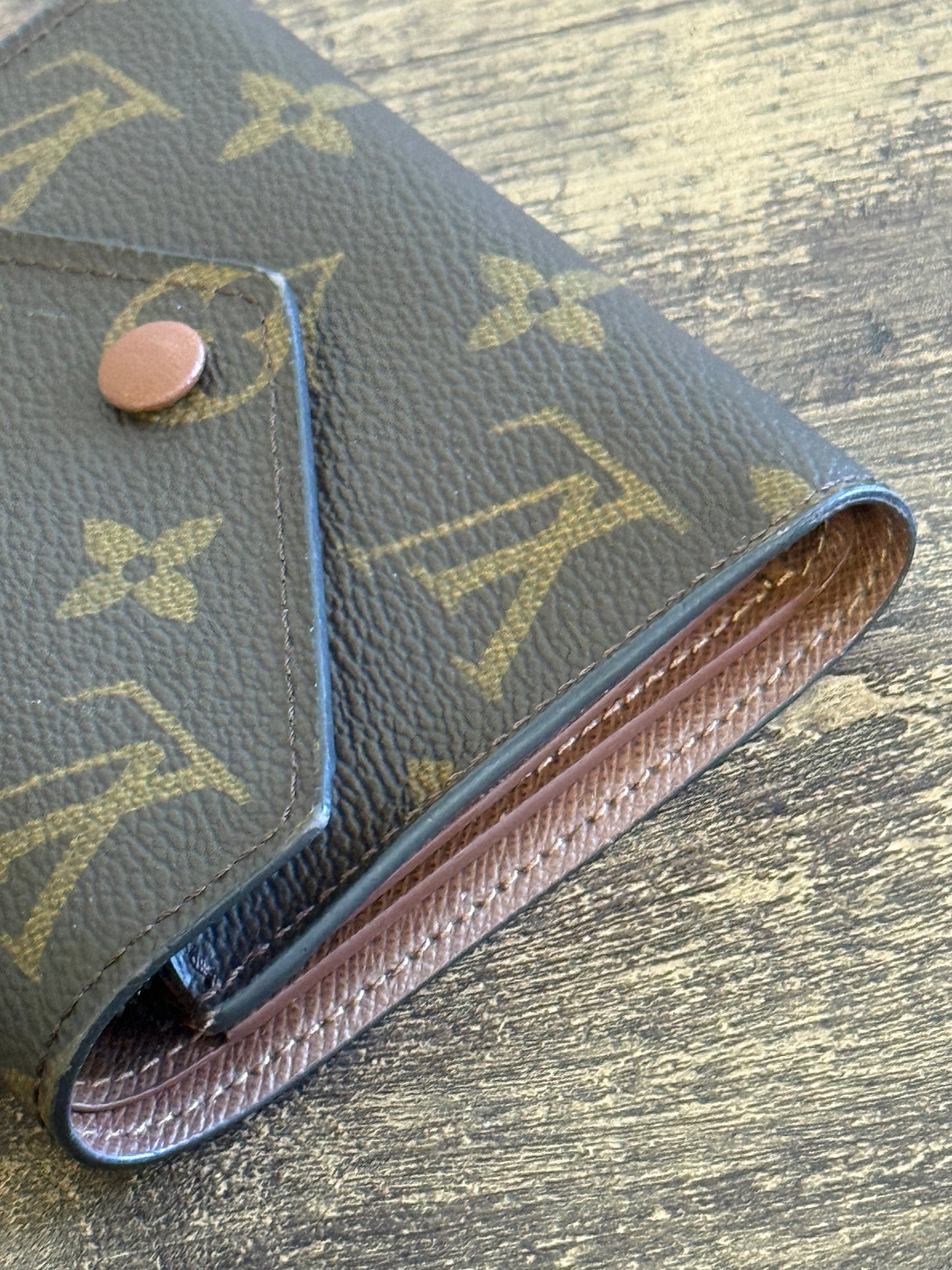 LOUIS VUITTON VICTORINE TRI-FOLD WALLET