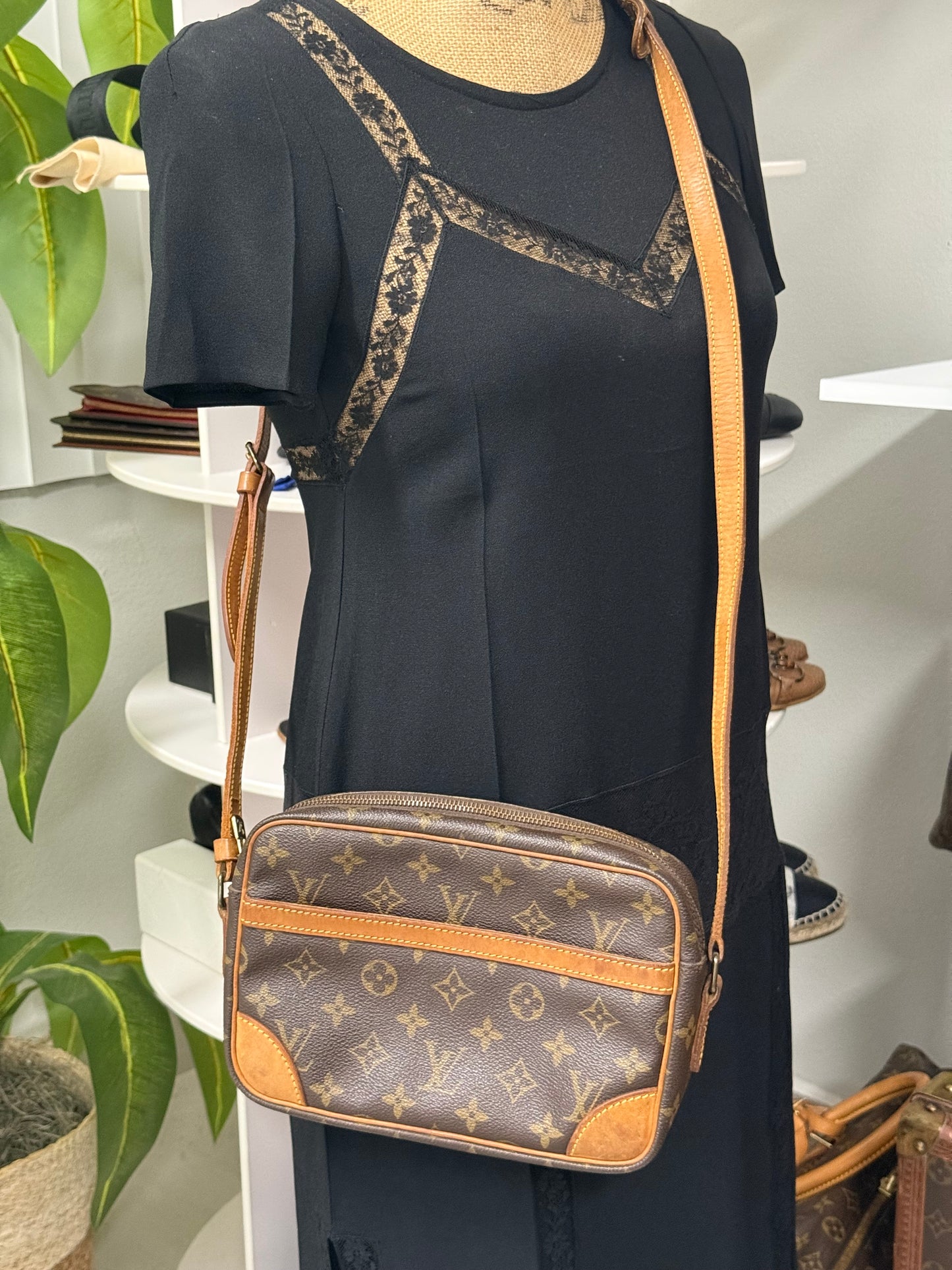 LOUIS VUITTON VINTAGE TROCADERO 23 CROSSBODY MONOGRAM CANVAS