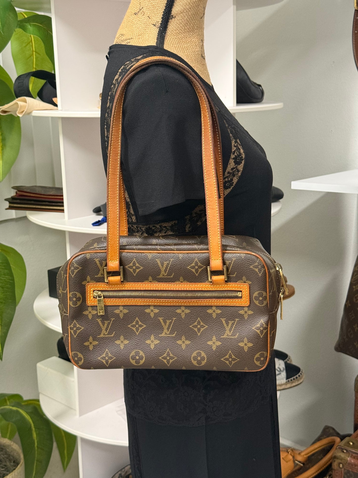 LOUIS VUITTON CITE MM IN MONOGRAM SD1002